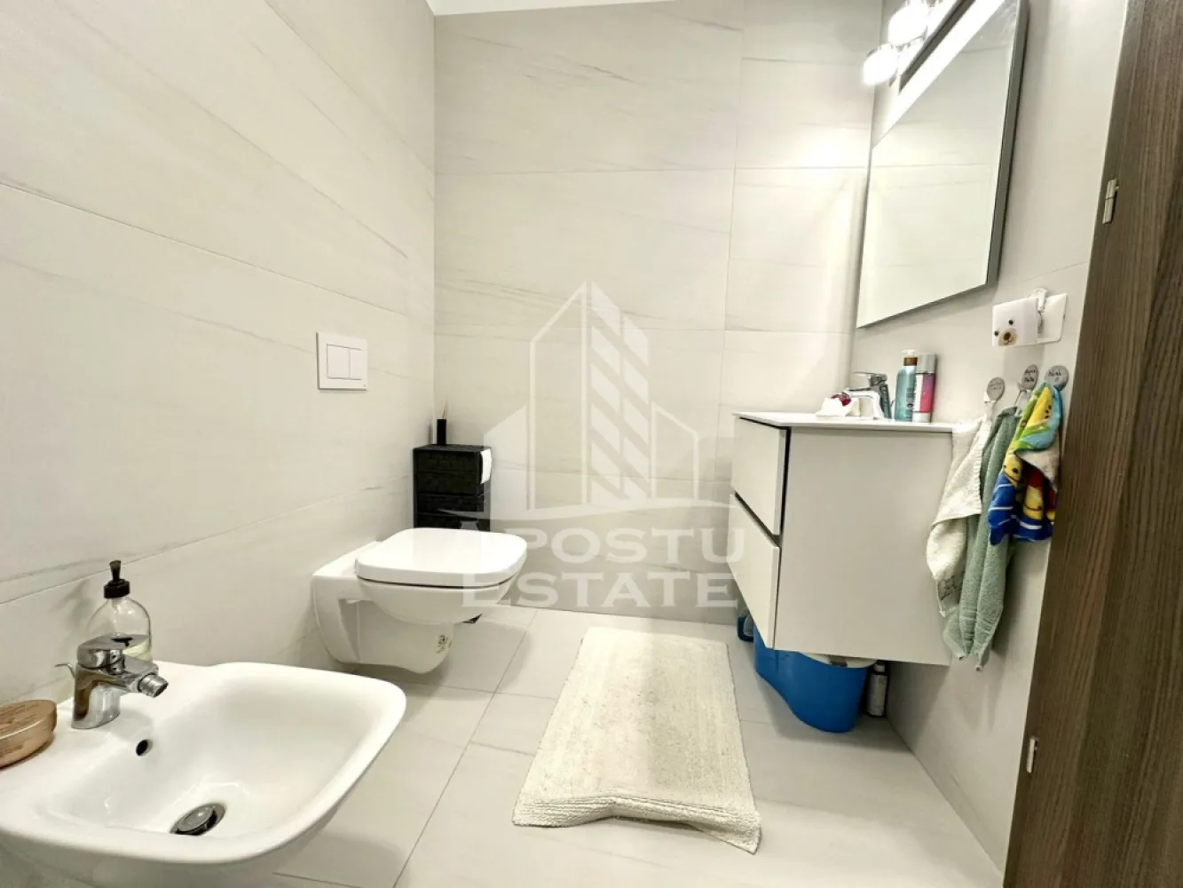 Apartament 1 camera de vanzare, bloc nou, zona Soarelui, Timisoara - APOSTU ESTATE va propune spre vanzare un apartament modern cu 1 camera, situat in judetul Timis, Timisoara, zona Soarelui, una dintre cele mai apreciate zone rezidentiale ale orasului.
Imobilul este amplasat la etajul 11 al unui bloc nou, dotat cu lift, si dispune de o suprafata utila de 38 mp, fiind ideal atat pentru locuit, cat si pentru investitie.
Compartimentare:
- Hol de acces
- Dormitor open space cu bucatarie
- Baie cu cabina de dus
- Balcon deschis
Apartamentul beneficiaza de un confort termic ridicat, asigurat de centrala proprie pe gaz cu incalzire in pardoseala, completat de sistem de aer conditionat.
Proprietatea este situata intr-o zona linistita, cu acces facil catre numeroase puncte de interes: mijloace de transport in comun, locuri de parcare amenajate, magazine si supermarketuri, farmacii, institutii de invatamant (inclusiv Scoala Gimnaziala nr. 30), restaurante si cafenele.
Agentia imobiliara Apostu Estate va ofera consultanta bancara gratuita prin intermediul colaboratorilor nostri pentru alegerea celui mai potrivit tip de credit, astfel incat tu sa devi noul proprietar al acestui apartament.
Va asteptam cu drag la o vizionare chiar si astazi!
ID intern: CP3111620.