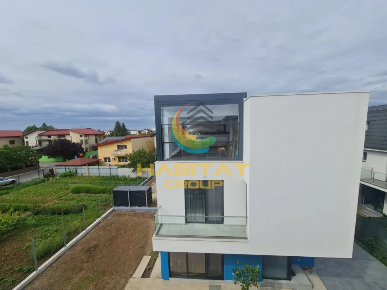 Casa 4 Camere | 2 Bai | Finisaje premium | Utilitati Complete - Casă modernă de vânzare în Popești-Leordeni – confort, siguranță și tehnologie pentru familia ta. Descoperă o locuință inteligentă, construită pentru un stil de viață modern și eficient energetic.

Preț: 290.000 € TVA inclus | Comision 0%

- Sistem Smart Home – controlezi încălzirea în pardoseală direct de pe telefon
- Geamuri tripan Low-E pentru izolație termică și facturi reduse
- Construcție solidă – fundație adâncă și izolație fonică superioară
- Utilități complete: gaze, curent, canalizare
- Curte amenajată și finisaje premium
- Poartă automată și sistem de supraveghere video
- Locație excelentă – la doar 10 minute de centrul Popești-Leordeni

✨ Alege o casă eficientă energetic, sigură și pregătită pentru viitor!