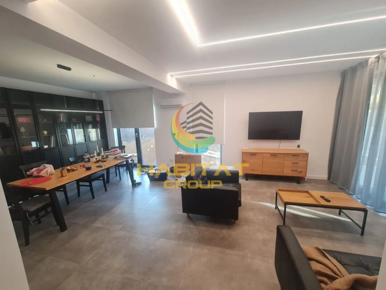 Casa 4 Camere | 2 Bai | Finisaje premium | Utilitati Complete - Casă modernă de vânzare în Popești-Leordeni – confort, siguranță și tehnologie pentru familia ta. Descoperă o locuință inteligentă, construită pentru un stil de viață modern și eficient energetic.

Preț: 290.000 € TVA inclus | Comision 0%

- Sistem Smart Home – controlezi încălzirea în pardoseală direct de pe telefon
- Geamuri tripan Low-E pentru izolație termică și facturi reduse
- Construcție solidă – fundație adâncă și izolație fonică superioară
- Utilități complete: gaze, curent, canalizare
- Curte amenajată și finisaje premium
- Poartă automată și sistem de supraveghere video
- Locație excelentă – la doar 10 minute de centrul Popești-Leordeni

✨ Alege o casă eficientă energetic, sigură și pregătită pentru viitor!