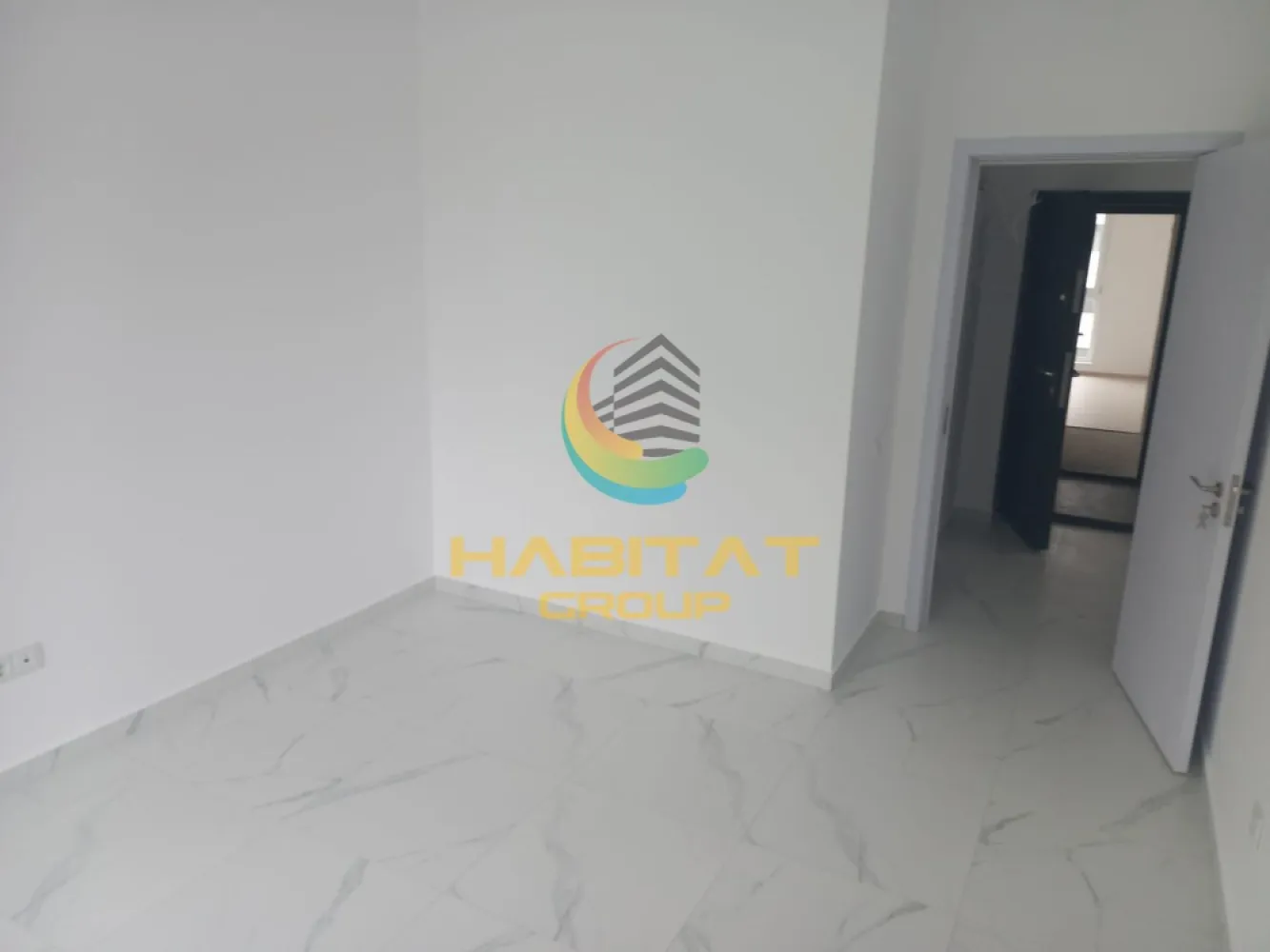 Pallady 2 camere semidec. 55 mp doar 10 min.metrou Teclu - Habitat Group Imobiliare va prezinta sre vanzare un apartament 2 camere semidecomandat avand o suprafata totala utila de 54,51 mp la pretul promotional de :
- 98.000 Euro TVA inclus pentru plata unui avans de 15 % la antecontract.

Termen finalizare constructie : aprilie 2027.
Poze reale din blocul anterior finalizat si vandut integral de catre acelasi dezvoltator.

Apartamentul de 2 camere semidecomandat situat la etajul 1 al unui bloc cu 3 niveluri , cu o compartimentare ideala pentru familia dumneavoastra, suprafata utila de 41,08 mp + o terasa de 13,43 mp.
Din paletarul dezvoltatorului, la un buget generos va punem la dispozitie finisaje de calitate la alegerea Dvs.

Compartimentarea ideala pentru familia dumneavoastra :

- Living + bucatarie 20,31 mp
- Hol 3,92 mp
- Dormitor 12,31 mp 
- Baie 4,54 mp
- Terasa 13,43 mp

Apartamentul se preda echipat si utilat cu gresie, faianta, parchet, usi interior si cea de exterior securizata, centrala proprie pe gaz in condensatie de 24 kw cu incalzire in pardoseala , baia echipata si utilata. 
Apartamentul va fi predat la cheie bransat la toate utilitatile Enel, Engie si Apanova.

Amplasat la doar 10 minute de mers pe jos pana la statia de metrou Nicolae Teclu, in apropriere de supermarket Mega-Image , Lidl, Profi, gradinite, scoli, farmacii, spitale, spatii verzi si de agrement, dar si Parcul Teilor, confera confortul mult dorit pentru familia dumneavoastra.

Oferim asistenta gratuita in vederea intocmirii dosarului de creditare. Comision 0%.

Exista posibilitatea achizitionarii separate a unui loc de parcare suprateran la pretul de 7.000 Eur fara TVA sau loc parcare subteran acoperit la pretul de 10.000 Eur fara TVA .

Locatie birou vanzari dezvoltator : strada Postasului nr.29 , Sector 3

Waze: Habitat Group Estate

Program vizionari: Luni - Vineri : 10:00 - 18:00 si Sambata : 10:00 - 14:00

Recomand vizionare Bogdan Mavrogheorghe 0730.115.450.