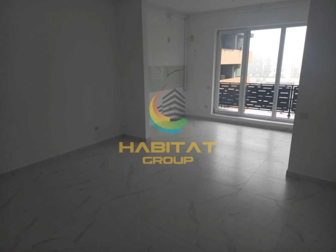 Pallady 2 camere semidec. 55 mp doar 10 min.metrou Teclu - Habitat Group Imobiliare va prezinta sre vanzare un apartament 2 camere semidecomandat avand o suprafata totala utila de 54,51 mp la pretul promotional de :
- 98.000 Euro TVA inclus pentru plata unui avans de 15 % la antecontract.

Termen finalizare constructie : aprilie 2027.
Poze reale din blocul anterior finalizat si vandut integral de catre acelasi dezvoltator.

Apartamentul de 2 camere semidecomandat situat la etajul 1 al unui bloc cu 3 niveluri , cu o compartimentare ideala pentru familia dumneavoastra, suprafata utila de 41,08 mp + o terasa de 13,43 mp.
Din paletarul dezvoltatorului, la un buget generos va punem la dispozitie finisaje de calitate la alegerea Dvs.

Compartimentarea ideala pentru familia dumneavoastra :

- Living + bucatarie 20,31 mp
- Hol 3,92 mp
- Dormitor 12,31 mp 
- Baie 4,54 mp
- Terasa 13,43 mp

Apartamentul se preda echipat si utilat cu gresie, faianta, parchet, usi interior si cea de exterior securizata, centrala proprie pe gaz in condensatie de 24 kw cu incalzire in pardoseala , baia echipata si utilata. 
Apartamentul va fi predat la cheie bransat la toate utilitatile Enel, Engie si Apanova.

Amplasat la doar 10 minute de mers pe jos pana la statia de metrou Nicolae Teclu, in apropriere de supermarket Mega-Image , Lidl, Profi, gradinite, scoli, farmacii, spitale, spatii verzi si de agrement, dar si Parcul Teilor, confera confortul mult dorit pentru familia dumneavoastra.

Oferim asistenta gratuita in vederea intocmirii dosarului de creditare. Comision 0%.

Exista posibilitatea achizitionarii separate a unui loc de parcare suprateran la pretul de 7.000 Eur fara TVA sau loc parcare subteran acoperit la pretul de 10.000 Eur fara TVA .

Locatie birou vanzari dezvoltator : strada Postasului nr.29 , Sector 3

Waze: Habitat Group Estate

Program vizionari: Luni - Vineri : 10:00 - 18:00 si Sambata : 10:00 - 14:00

Recomand vizionare Bogdan Mavrogheorghe 0730.115.450.