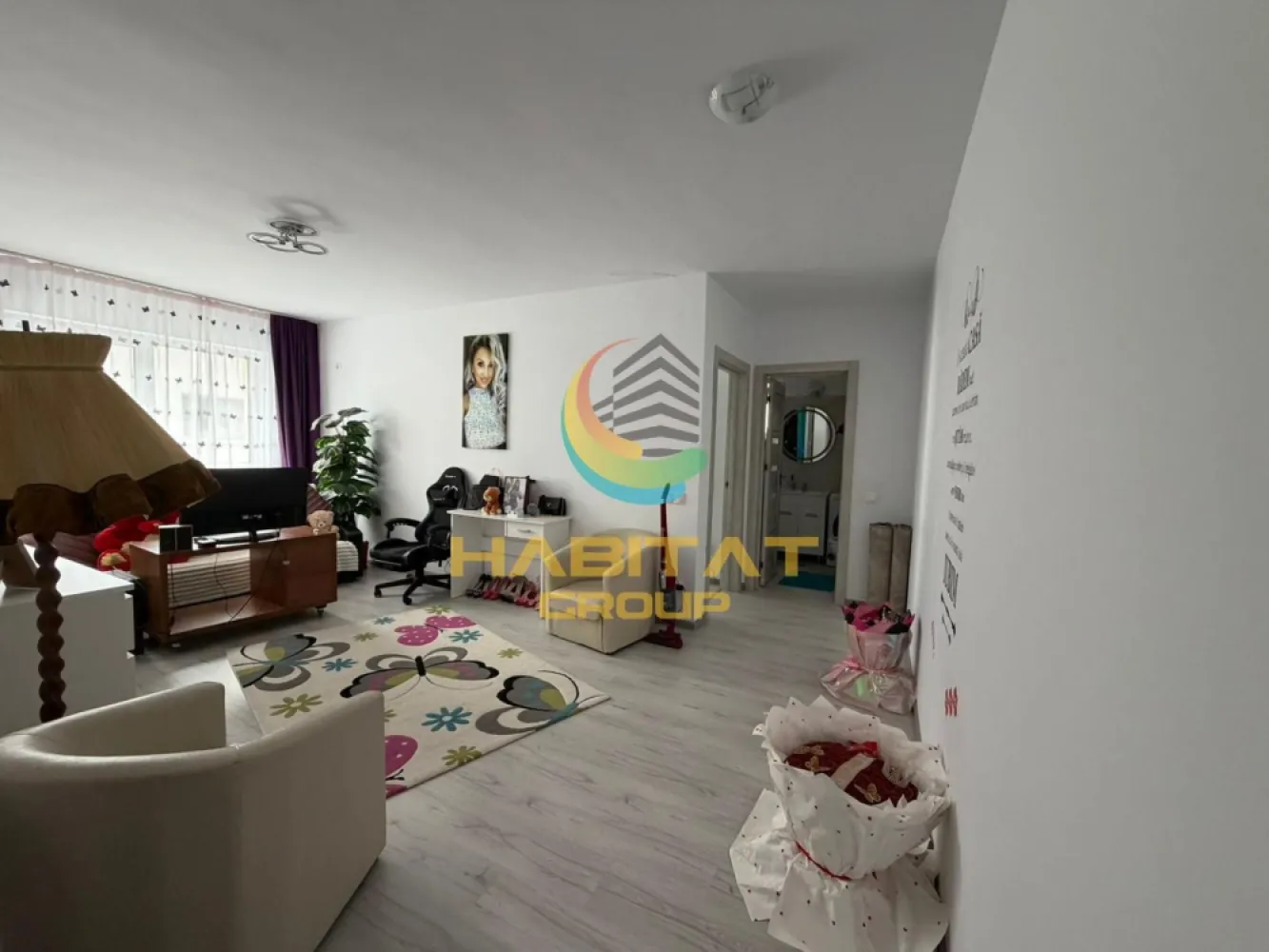 Pallady 2 camere decomandat 52 mp ACTE GATA DE MUTARE - Habitat Grup Imobiliare va ofera spre vanzare un apartament de 2 camere decomandat cu o suprafata utila totala de 51,41 mp situat la etajul 1 al unui bloc cu regim de inaltime P+3Etaje la pretul promotional de 115.000 Euro TVA inclus + loc parcare exterior GRATUIT situat langa Parcul Teilor.

Avem ACTE GATA DE MUTARE ( cadastru , intabulare , certificat energetic).
Apartamentul este liber de sarcini. 
Comision standard pentru cumparator.

Apartamentul situat la etajul 1 al unui bloc cu regim de inaltime P+3Etaje pozitionat in zona Theodor Pallady pe strada Gura Siriului vis-a-vis de Parcul Teilor si bazinul de inot TITAN.

Avem la circa 250 metri distanta de bloc statia STB Parcul Teilor autobuze 330 si 253.
In proximitate pe strada Gura Ialomitei avem Scoala gimnaziala nr.116 si Gradinita nr.68.
Deasemenea in proximitate avem Mega-Image si Profi.

Compartimentare ideala pentru confortul Dvs. si anume :
- Hol 9,21 mp
- Bucatarie 7,81 mp
- Living 14,85 mp
- Dormitor 12,22 mp
- Baie 3,76 mp
- Logie 3,56 mp

Apartamentul de 2 camere decomandat situat la etajul 1 al unui bloc P+3Etaje avand o compartimentare ideala pentru familia dumneavoastra si anume suprafata utila de 47,85 mp + 1(una) logie de 3,56 mp.

Apartamentul este echipat cu gresie, faianta, parchet, usi interior si cea de exterior securizata, centrala proprie pe gaz in condensatie de 24 kw + calorifere de otel , baia echipata si utilata.

Apartamentul este bransat la toate utilitatile Enel, Engie si Apanova.

Oferim asistenta in vederea intocmirii dosarului de creditare. 

Poze din apartament.

Locatie birou vanzari dezvoltator : strada Postasului nr.29 , Sector 3

Waze: Habitat Group Estate

Oferta noastra completa din sectorul 3 o gasiti aici : https://palladyparkresidence.ro/

Program vizionari: Luni - Vineri : 10:00 - 18:00 si Sambata : 10:00 - 14:00

Recomand vizionare Bogdan Mavrogheorghe 0730.115.450.