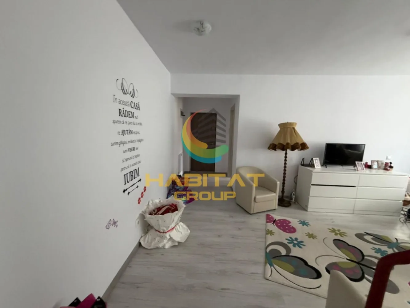 Pallady 2 camere decomandat 52 mp ACTE GATA DE MUTARE - Habitat Grup Imobiliare va ofera spre vanzare un apartament de 2 camere decomandat cu o suprafata utila totala de 51,41 mp situat la etajul 1 al unui bloc cu regim de inaltime P+3Etaje la pretul promotional de 115.000 Euro TVA inclus + loc parcare exterior GRATUIT situat langa Parcul Teilor.

Avem ACTE GATA DE MUTARE ( cadastru , intabulare , certificat energetic).
Apartamentul este liber de sarcini. 
Comision standard pentru cumparator.

Apartamentul situat la etajul 1 al unui bloc cu regim de inaltime P+3Etaje pozitionat in zona Theodor Pallady pe strada Gura Siriului vis-a-vis de Parcul Teilor si bazinul de inot TITAN.

Avem la circa 250 metri distanta de bloc statia STB Parcul Teilor autobuze 330 si 253.
In proximitate pe strada Gura Ialomitei avem Scoala gimnaziala nr.116 si Gradinita nr.68.
Deasemenea in proximitate avem Mega-Image si Profi.

Compartimentare ideala pentru confortul Dvs. si anume :
- Hol 9,21 mp
- Bucatarie 7,81 mp
- Living 14,85 mp
- Dormitor 12,22 mp
- Baie 3,76 mp
- Logie 3,56 mp

Apartamentul de 2 camere decomandat situat la etajul 1 al unui bloc P+3Etaje avand o compartimentare ideala pentru familia dumneavoastra si anume suprafata utila de 47,85 mp + 1(una) logie de 3,56 mp.

Apartamentul este echipat cu gresie, faianta, parchet, usi interior si cea de exterior securizata, centrala proprie pe gaz in condensatie de 24 kw + calorifere de otel , baia echipata si utilata.

Apartamentul este bransat la toate utilitatile Enel, Engie si Apanova.

Oferim asistenta in vederea intocmirii dosarului de creditare. 

Poze din apartament.

Locatie birou vanzari dezvoltator : strada Postasului nr.29 , Sector 3

Waze: Habitat Group Estate

Oferta noastra completa din sectorul 3 o gasiti aici : https://palladyparkresidence.ro/

Program vizionari: Luni - Vineri : 10:00 - 18:00 si Sambata : 10:00 - 14:00

Recomand vizionare Bogdan Mavrogheorghe 0730.115.450.