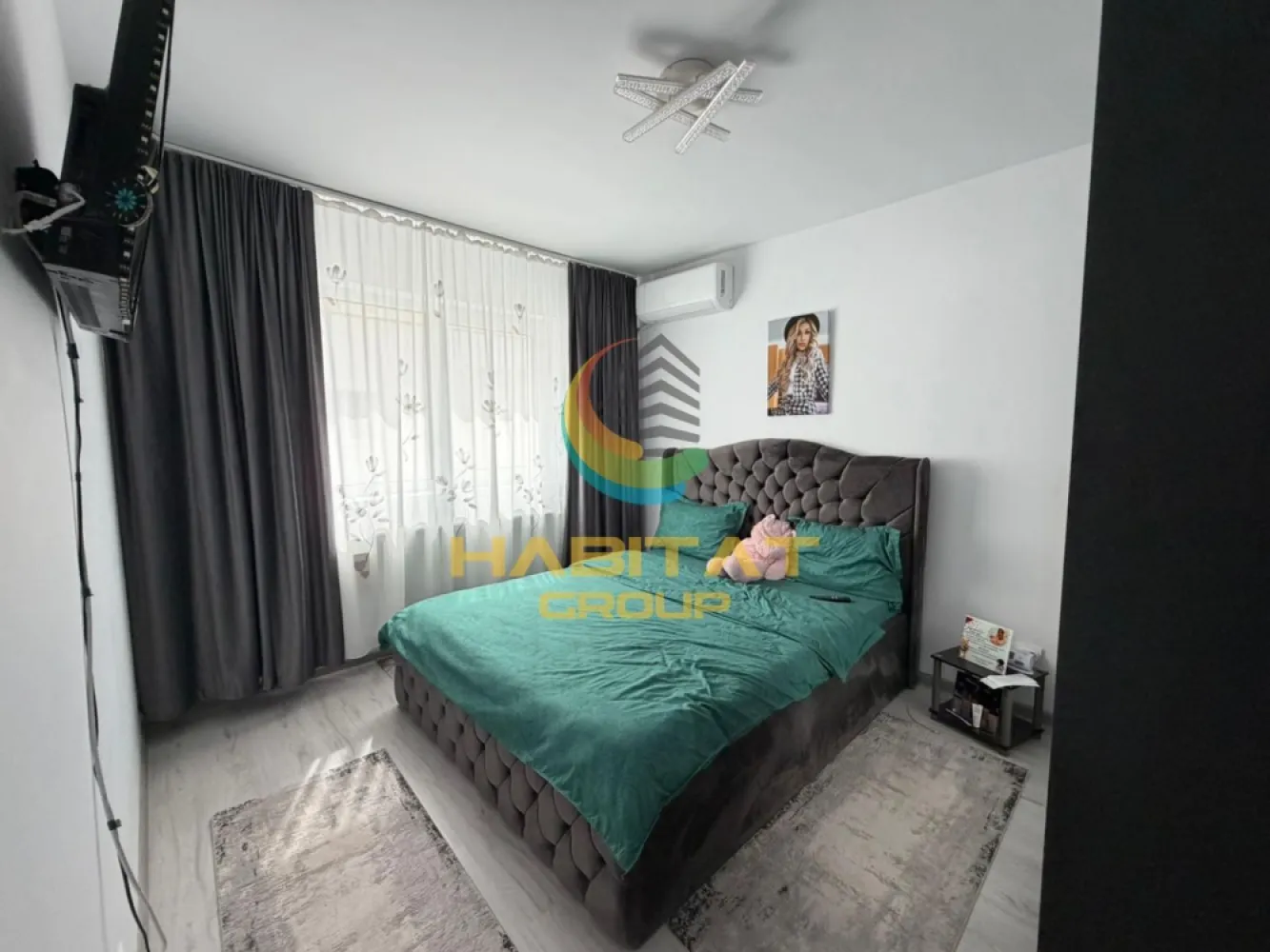 Pallady 2 camere decomandat 52 mp ACTE GATA DE MUTARE - Habitat Grup Imobiliare va ofera spre vanzare un apartament de 2 camere decomandat cu o suprafata utila totala de 51,41 mp situat la etajul 1 al unui bloc cu regim de inaltime P+3Etaje la pretul promotional de 115.000 Euro TVA inclus + loc parcare exterior GRATUIT situat langa Parcul Teilor.

Avem ACTE GATA DE MUTARE ( cadastru , intabulare , certificat energetic).
Apartamentul este liber de sarcini. 
Comision standard pentru cumparator.

Apartamentul situat la etajul 1 al unui bloc cu regim de inaltime P+3Etaje pozitionat in zona Theodor Pallady pe strada Gura Siriului vis-a-vis de Parcul Teilor si bazinul de inot TITAN.

Avem la circa 250 metri distanta de bloc statia STB Parcul Teilor autobuze 330 si 253.
In proximitate pe strada Gura Ialomitei avem Scoala gimnaziala nr.116 si Gradinita nr.68.
Deasemenea in proximitate avem Mega-Image si Profi.

Compartimentare ideala pentru confortul Dvs. si anume :
- Hol 9,21 mp
- Bucatarie 7,81 mp
- Living 14,85 mp
- Dormitor 12,22 mp
- Baie 3,76 mp
- Logie 3,56 mp

Apartamentul de 2 camere decomandat situat la etajul 1 al unui bloc P+3Etaje avand o compartimentare ideala pentru familia dumneavoastra si anume suprafata utila de 47,85 mp + 1(una) logie de 3,56 mp.

Apartamentul este echipat cu gresie, faianta, parchet, usi interior si cea de exterior securizata, centrala proprie pe gaz in condensatie de 24 kw + calorifere de otel , baia echipata si utilata.

Apartamentul este bransat la toate utilitatile Enel, Engie si Apanova.

Oferim asistenta in vederea intocmirii dosarului de creditare. 

Poze din apartament.

Locatie birou vanzari dezvoltator : strada Postasului nr.29 , Sector 3

Waze: Habitat Group Estate

Oferta noastra completa din sectorul 3 o gasiti aici : https://palladyparkresidence.ro/

Program vizionari: Luni - Vineri : 10:00 - 18:00 si Sambata : 10:00 - 14:00

Recomand vizionare Bogdan Mavrogheorghe 0730.115.450.
