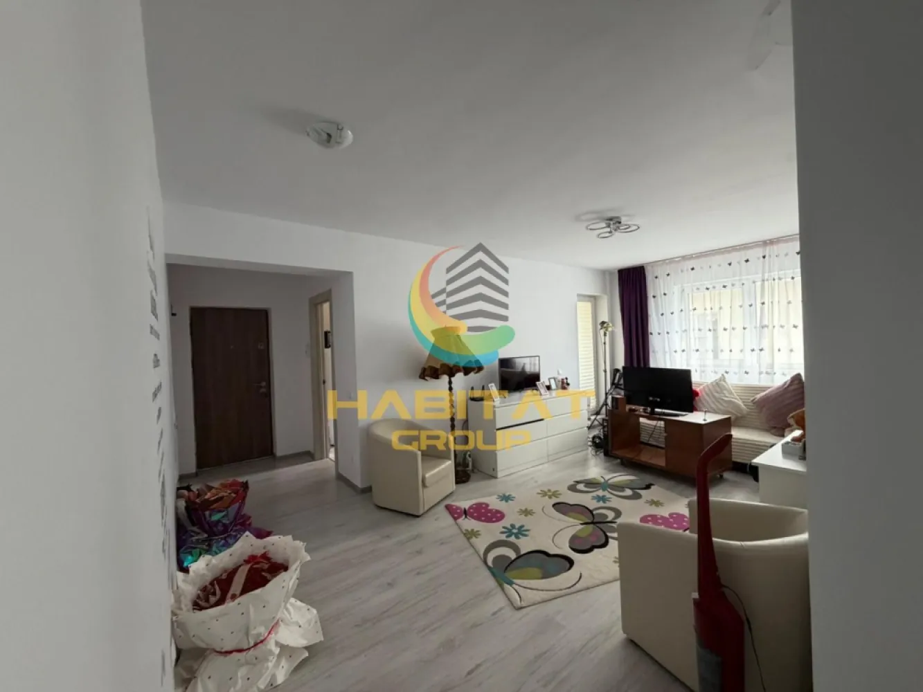 Pallady 2 camere decomandat 52 mp ACTE GATA DE MUTARE - Habitat Grup Imobiliare va ofera spre vanzare un apartament de 2 camere decomandat cu o suprafata utila totala de 51,41 mp situat la etajul 1 al unui bloc cu regim de inaltime P+3Etaje la pretul promotional de 115.000 Euro TVA inclus + loc parcare exterior GRATUIT situat langa Parcul Teilor.

Avem ACTE GATA DE MUTARE ( cadastru , intabulare , certificat energetic).
Apartamentul este liber de sarcini. 
Comision standard pentru cumparator.

Apartamentul situat la etajul 1 al unui bloc cu regim de inaltime P+3Etaje pozitionat in zona Theodor Pallady pe strada Gura Siriului vis-a-vis de Parcul Teilor si bazinul de inot TITAN.

Avem la circa 250 metri distanta de bloc statia STB Parcul Teilor autobuze 330 si 253.
In proximitate pe strada Gura Ialomitei avem Scoala gimnaziala nr.116 si Gradinita nr.68.
Deasemenea in proximitate avem Mega-Image si Profi.

Compartimentare ideala pentru confortul Dvs. si anume :
- Hol 9,21 mp
- Bucatarie 7,81 mp
- Living 14,85 mp
- Dormitor 12,22 mp
- Baie 3,76 mp
- Logie 3,56 mp

Apartamentul de 2 camere decomandat situat la etajul 1 al unui bloc P+3Etaje avand o compartimentare ideala pentru familia dumneavoastra si anume suprafata utila de 47,85 mp + 1(una) logie de 3,56 mp.

Apartamentul este echipat cu gresie, faianta, parchet, usi interior si cea de exterior securizata, centrala proprie pe gaz in condensatie de 24 kw + calorifere de otel , baia echipata si utilata.

Apartamentul este bransat la toate utilitatile Enel, Engie si Apanova.

Oferim asistenta in vederea intocmirii dosarului de creditare. 

Poze din apartament.

Locatie birou vanzari dezvoltator : strada Postasului nr.29 , Sector 3

Waze: Habitat Group Estate

Oferta noastra completa din sectorul 3 o gasiti aici : https://palladyparkresidence.ro/

Program vizionari: Luni - Vineri : 10:00 - 18:00 si Sambata : 10:00 - 14:00

Recomand vizionare Bogdan Mavrogheorghe 0730.115.450.