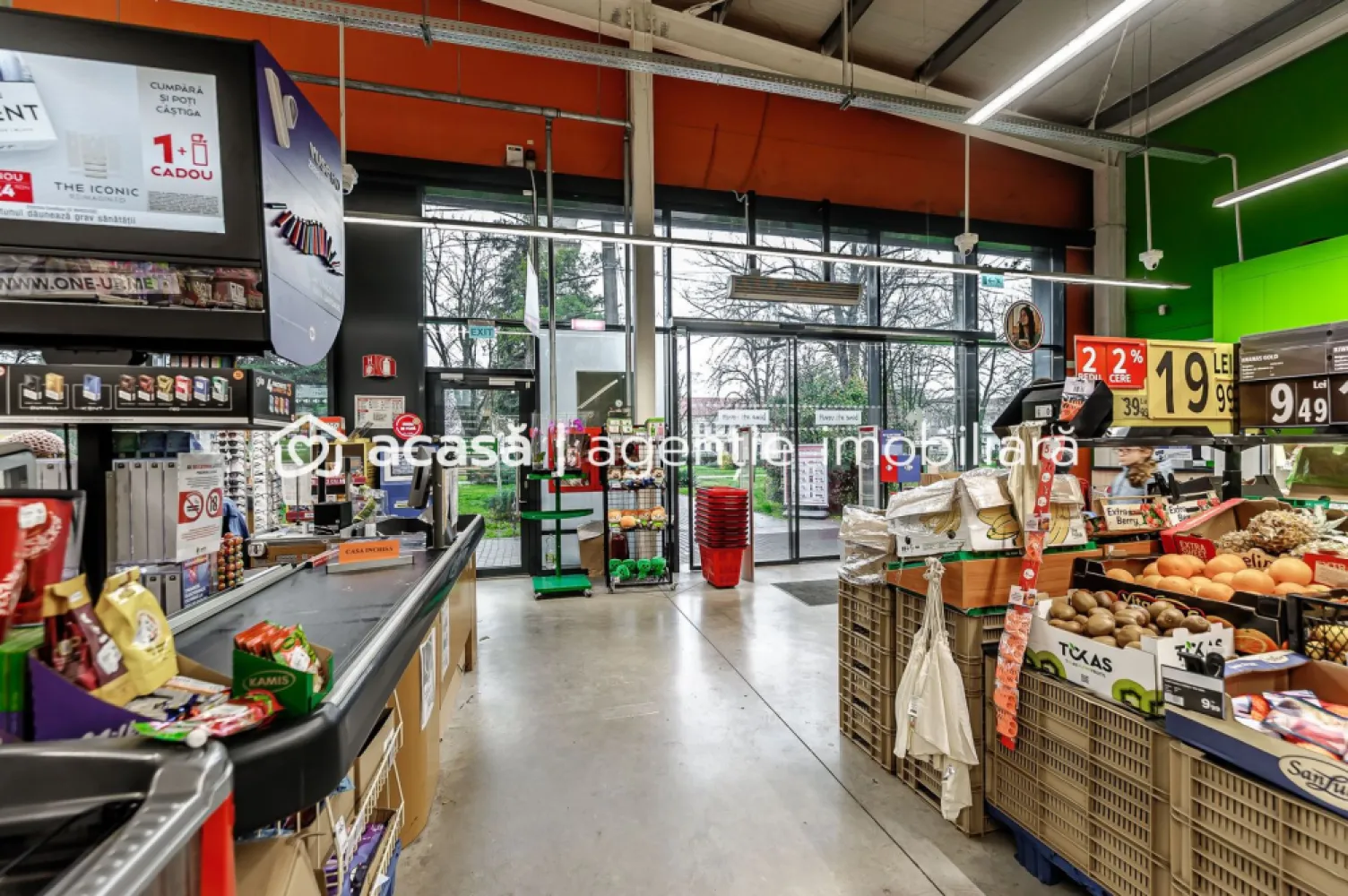 Spatiu comercial de vanzare cu chirias - De vânzare spațiu comercial închiriat – Nădlac, Piața Unirii (ultracentral)

Dacă urmărești un activ de tip „buy & hold”, cu chirie încasată anual și locație centrală, aici ai cifrele pe masă.
Preț: 800.000 EUR + TVA

Caracteristici proprietate:
868 mp construiți, pe teren de 1.654 mp
Vitrină 26 m – expunere directă, ușor de valorificat comercial
Înălțime 6,6 m – flexibilitate pentru diverse amenajări retail/logistică ușoară
Construcție 2018
98 KW putere instalată 

Important:
Locație ultracentrală, trafic pietonal și auto specific zonei centrale.
Format potrivit pentru retail alimentar, cu vizibilitate mare prin vitrina de 26 m.
Clădire relativ nouă (2018), cu potențial de costuri de mentenanță mai predictibile.
Retailul alimentar este, de regulă, o destinație de trafic constant.

Pentru detalii și vizionare apelați:
Florin Moș – 0721356746

Nu dispui de toată suma? Te ajutăm noi gratuit! Îți obținem oferte de la 16 bănci.

Ai o proprietate de vânzare în Arad și vrei să știi cât valorează cu adevărat?
Sună-mă pentru o evaluare gratuită, fără obligații.

Birou: ACASĂ | Agenție imobiliară Arad
Bulevardul Decebal 2, Arad 310133
