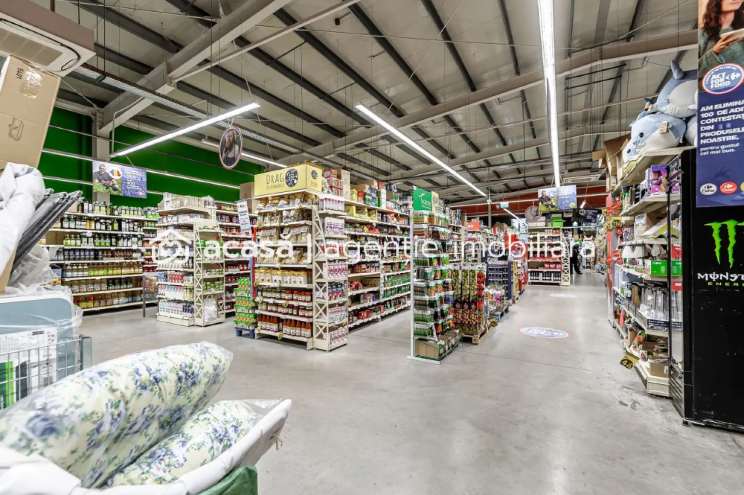Spatiu comercial de vanzare cu chirias - De vânzare spațiu comercial închiriat – Nădlac, Piața Unirii (ultracentral)

Dacă urmărești un activ de tip „buy & hold”, cu chirie încasată anual și locație centrală, aici ai cifrele pe masă.
Preț: 800.000 EUR + TVA

Caracteristici proprietate:
868 mp construiți, pe teren de 1.654 mp
Vitrină 26 m – expunere directă, ușor de valorificat comercial
Înălțime 6,6 m – flexibilitate pentru diverse amenajări retail/logistică ușoară
Construcție 2018
98 KW putere instalată 

Important:
Locație ultracentrală, trafic pietonal și auto specific zonei centrale.
Format potrivit pentru retail alimentar, cu vizibilitate mare prin vitrina de 26 m.
Clădire relativ nouă (2018), cu potențial de costuri de mentenanță mai predictibile.
Retailul alimentar este, de regulă, o destinație de trafic constant.

Pentru detalii și vizionare apelați:
Florin Moș – 0721356746

Nu dispui de toată suma? Te ajutăm noi gratuit! Îți obținem oferte de la 16 bănci.

Ai o proprietate de vânzare în Arad și vrei să știi cât valorează cu adevărat?
Sună-mă pentru o evaluare gratuită, fără obligații.

Birou: ACASĂ | Agenție imobiliară Arad
Bulevardul Decebal 2, Arad 310133