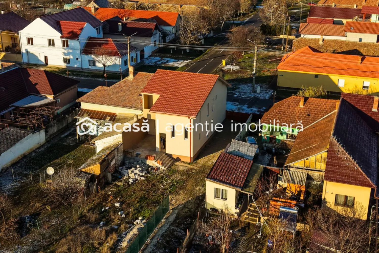 Casă nouă cu etaj semifinalizată în Aradul Nou - Vă ofer spre vânzare o casă nouă semifinalizată, cu etaj, 3 dormitoare și 2 balcoane, comision 0% la cumpărător. 

Detalii Proprietate:
Tip: Casă nouă cu etaj, edificată în 2023-2024, cu o suprafață construită de 233,35 mp
Suprafață teren: 588 mp
Camere: 4 (3 dormitoare, dintre care unul matrimonial cu baie proprie)
Băi: 3
Living: Spațios, ideal pentru momentele de relaxare
Bucătărie: Închisă, perfectă pentru gătit în liniște
Stadiu: Parterul este la tencuială gri, iar etajul este la roșu, oferind oportunitatea de a personaliza spațiul conform preferințelor tale.

Această casă reprezintă o oportunitate rară de a te bucura de confortul și liniștea unei zone excelente, perfectă pentru familii sau pentru cei care doresc să investească într-un cămin de vis.

Pentru detalii și vizionare contactați-mă la: 0724 694 458 Dorel Vereș Consultant Imobiliar Acasă Arad
Nu dispui de toată suma? Te ajutăm noi gratuit! Îți obținem oferte de la 16 bănci.

Ai o proprietate de vânzare în Arad și vrei să știi cât valorează cu adevărat?

Sună-mă pentru o evaluare gratuită, fără obligații.

Birou: ACASĂ | Agenție imobiliară Arad

Bulevardul Decebal 2, Arad 310133