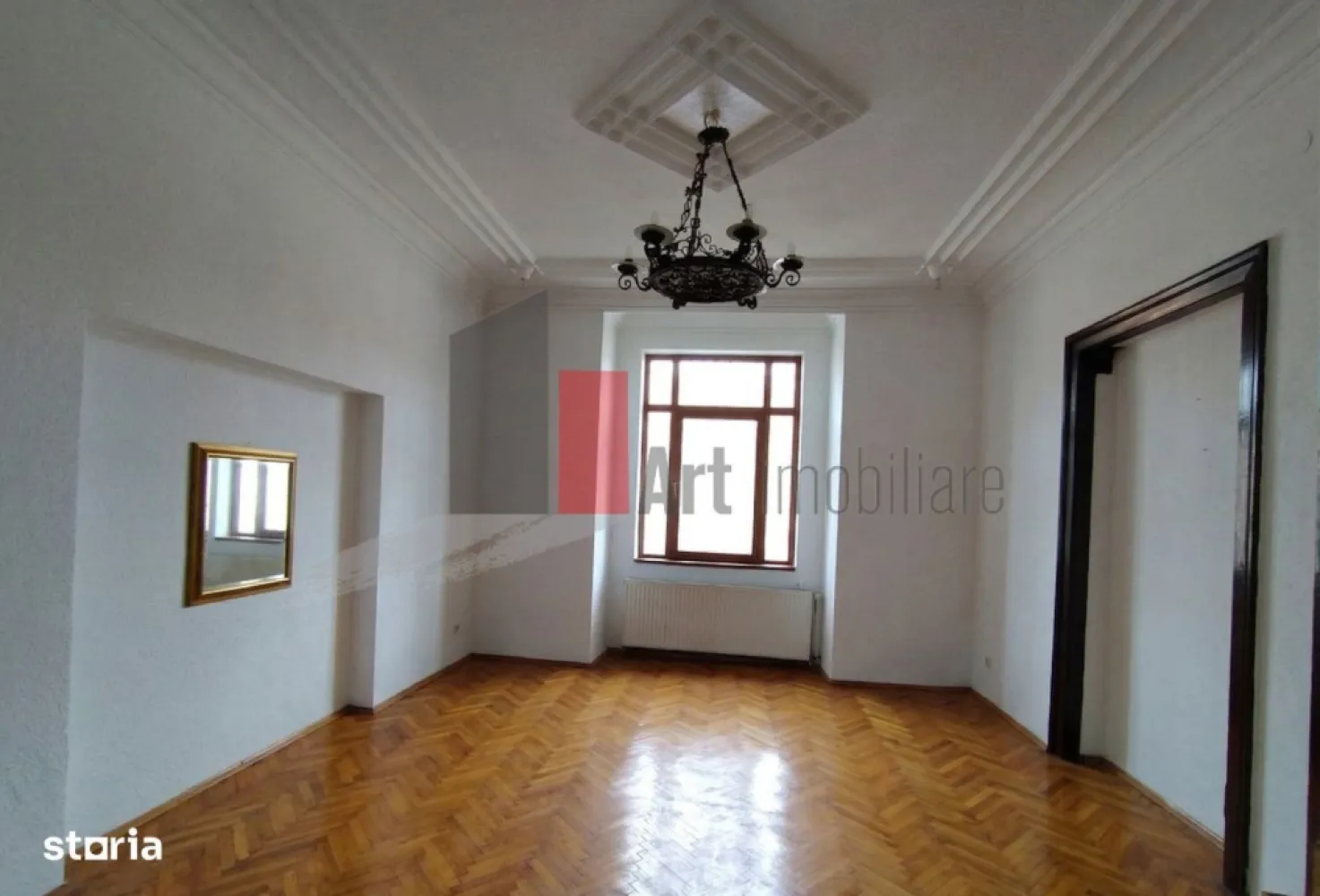 APARTAMENT 3 CAMERE MOSILOR-FERDINAND - Va prezentam spre vanzare un apartament de 3 camere in vila interbelica la 
 etajul 1 din 2 in suprafata de 93 mp.
 Apartamentul a pastrat elementele originale si proportiile specifice perioadei,
 cu camere luminoase si inalte , cu tavane decorate diferit in fiecare camera,
 cu parchet masiv din lemn si geamuri deosebite.
 Locuinta se preteaza bine pentru birou de arhitectura , avocatura, sau locuinta.
 Pentru mai multe detalii sau vizionare sunati la 0722 371 033.