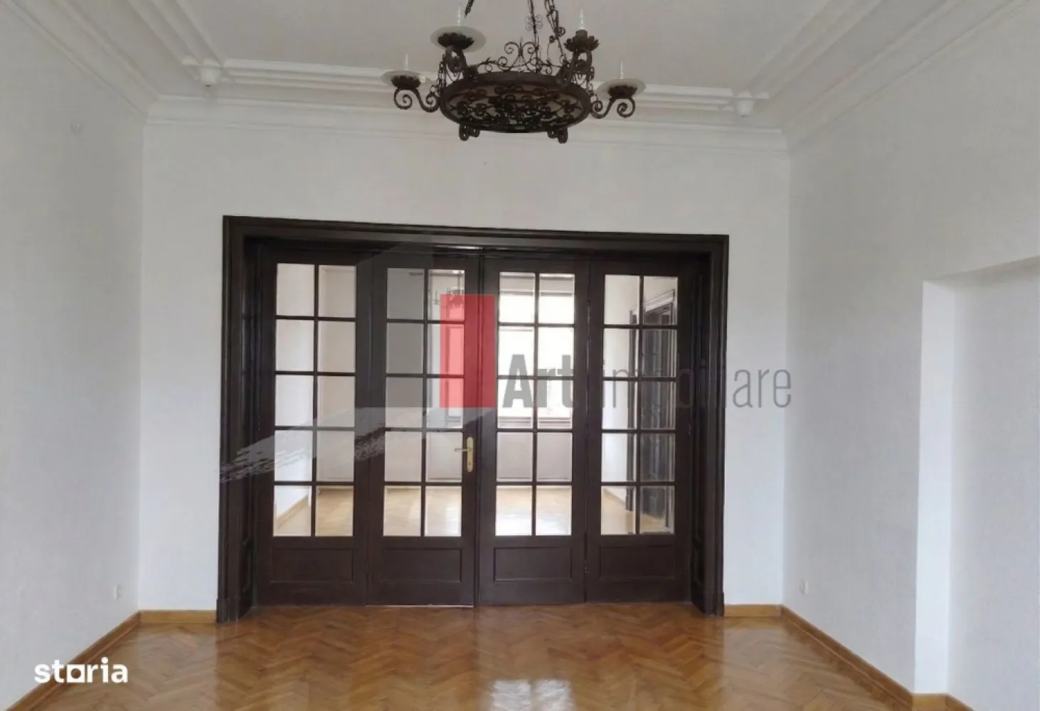 APARTAMENT 3 CAMERE MOSILOR-FERDINAND - Va prezentam spre vanzare un apartament de 3 camere in vila interbelica la 
 etajul 1 din 2 in suprafata de 93 mp.
 Apartamentul a pastrat elementele originale si proportiile specifice perioadei,
 cu camere luminoase si inalte , cu tavane decorate diferit in fiecare camera,
 cu parchet masiv din lemn si geamuri deosebite.
 Locuinta se preteaza bine pentru birou de arhitectura , avocatura, sau locuinta.
 Pentru mai multe detalii sau vizionare sunati la 0722 371 033.