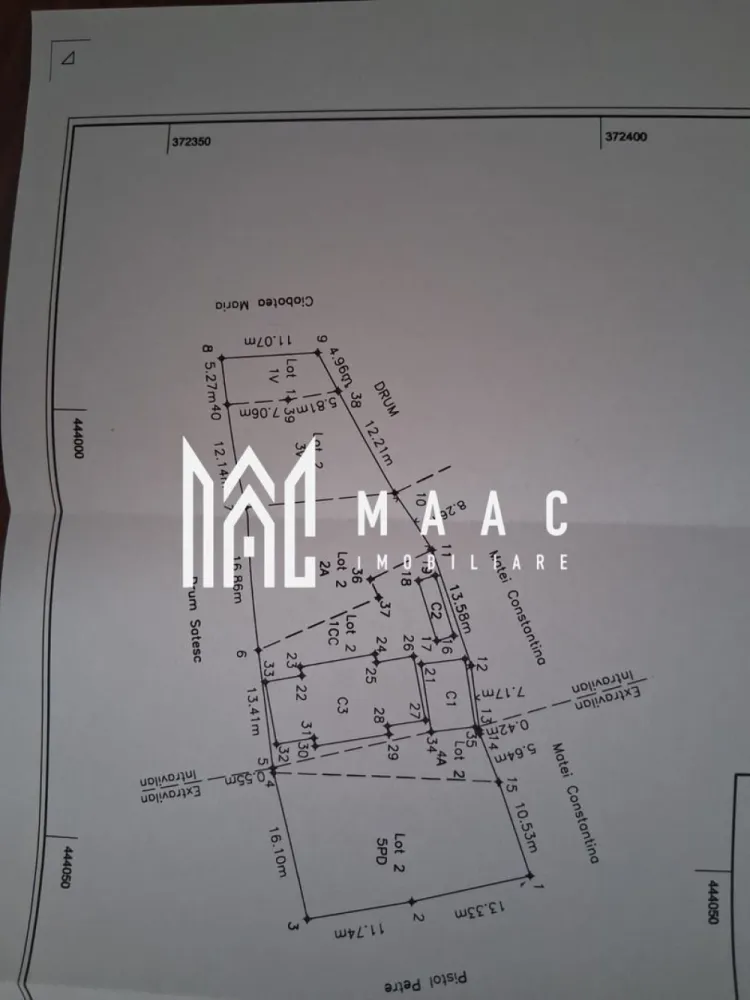 casa de vanzare | sat Cioboti (Olanu) | zona linistita - MAAC Imobiliare vă propune spre vânzare o proprietate deosebită, situată într-o zonă liniștită și plină de farmec, în Comuna Olanu, Satul Cioboți, Județul Vâlcea.

Proprietatea dispune de un teren generos în suprafață totală de 1294 mp, ideal pentru relaxare, grădină, livadă sau amenajarea unui spațiu de recreere pentru întreaga familie.

Pe teren se află o casă construită la roșu, realizată din cărămidă Porotherm de 25, cu o fundație solidă și compartimentare practică, având regim de înălțime P+1 și o amprentă la sol de 144 mp. Acoperișul este realizat din tablă Lindab, oferind durabilitate și protecție în timp.

Imobilul este deja racordat la electricitate, ceea ce reprezintă un avantaj important pentru viitorii proprietari.

Această proprietate este alegerea perfectă pentru cei care își doresc să își personalizeze locuința după propriul gust, într-un cadru liniștit, departe de agitația orașului, dar cu acces facil către principalele puncte de interes.

Pentru mai multe detalii și programarea unei vizionări, vă rugăm să contactați MAAC Imobiliare și să menționați la telefon numărul CP3116693.