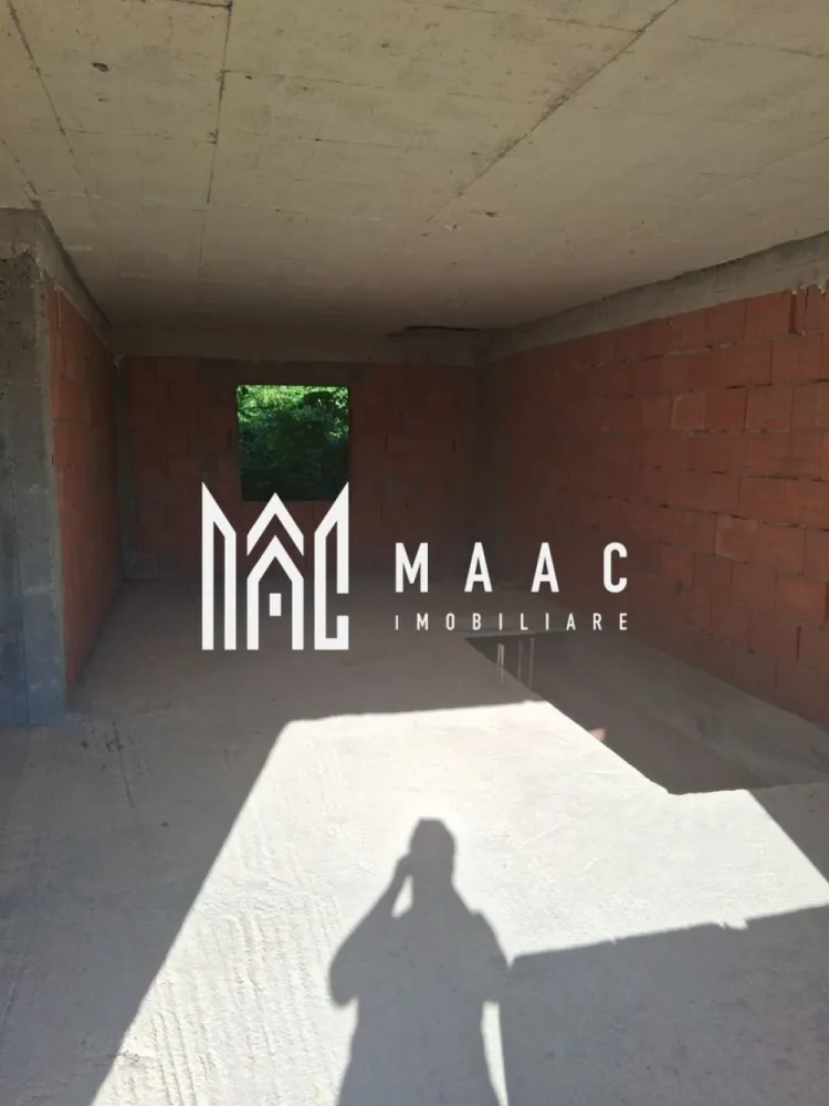 casa de vanzare | sat Cioboti (Olanu) | zona linistita - MAAC Imobiliare vă propune spre vânzare o proprietate deosebită, situată într-o zonă liniștită și plină de farmec, în Comuna Olanu, Satul Cioboți, Județul Vâlcea.

Proprietatea dispune de un teren generos în suprafață totală de 1294 mp, ideal pentru relaxare, grădină, livadă sau amenajarea unui spațiu de recreere pentru întreaga familie.

Pe teren se află o casă construită la roșu, realizată din cărămidă Porotherm de 25, cu o fundație solidă și compartimentare practică, având regim de înălțime P+1 și o amprentă la sol de 144 mp. Acoperișul este realizat din tablă Lindab, oferind durabilitate și protecție în timp.

Imobilul este deja racordat la electricitate, ceea ce reprezintă un avantaj important pentru viitorii proprietari.

Această proprietate este alegerea perfectă pentru cei care își doresc să își personalizeze locuința după propriul gust, într-un cadru liniștit, departe de agitația orașului, dar cu acces facil către principalele puncte de interes.

Pentru mai multe detalii și programarea unei vizionări, vă rugăm să contactați MAAC Imobiliare și să menționați la telefon numărul CP3116693.