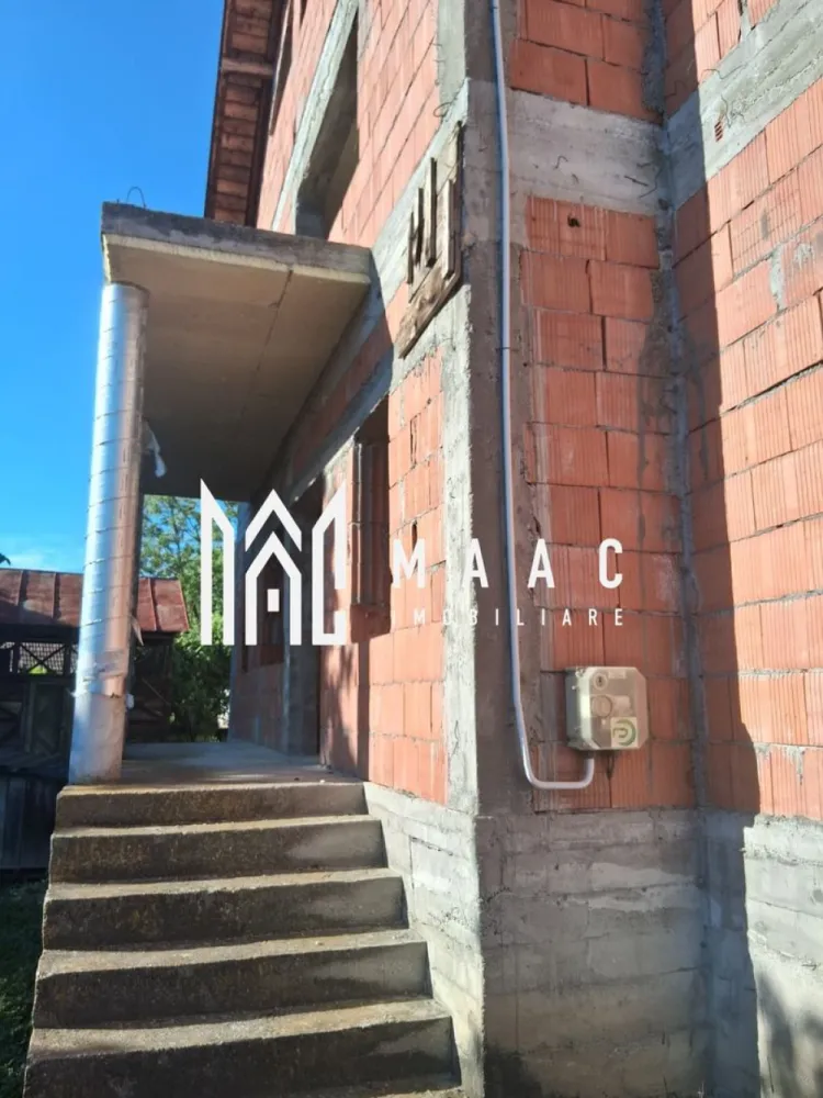 casa de vanzare | sat Cioboti (Olanu) | zona linistita - MAAC Imobiliare vă propune spre vânzare o proprietate deosebită, situată într-o zonă liniștită și plină de farmec, în Comuna Olanu, Satul Cioboți, Județul Vâlcea.

Proprietatea dispune de un teren generos în suprafață totală de 1294 mp, ideal pentru relaxare, grădină, livadă sau amenajarea unui spațiu de recreere pentru întreaga familie.

Pe teren se află o casă construită la roșu, realizată din cărămidă Porotherm de 25, cu o fundație solidă și compartimentare practică, având regim de înălțime P+1 și o amprentă la sol de 144 mp. Acoperișul este realizat din tablă Lindab, oferind durabilitate și protecție în timp.

Imobilul este deja racordat la electricitate, ceea ce reprezintă un avantaj important pentru viitorii proprietari.

Această proprietate este alegerea perfectă pentru cei care își doresc să își personalizeze locuința după propriul gust, într-un cadru liniștit, departe de agitația orașului, dar cu acces facil către principalele puncte de interes.

Pentru mai multe detalii și programarea unei vizionări, vă rugăm să contactați MAAC Imobiliare și să menționați la telefon numărul CP3116693.