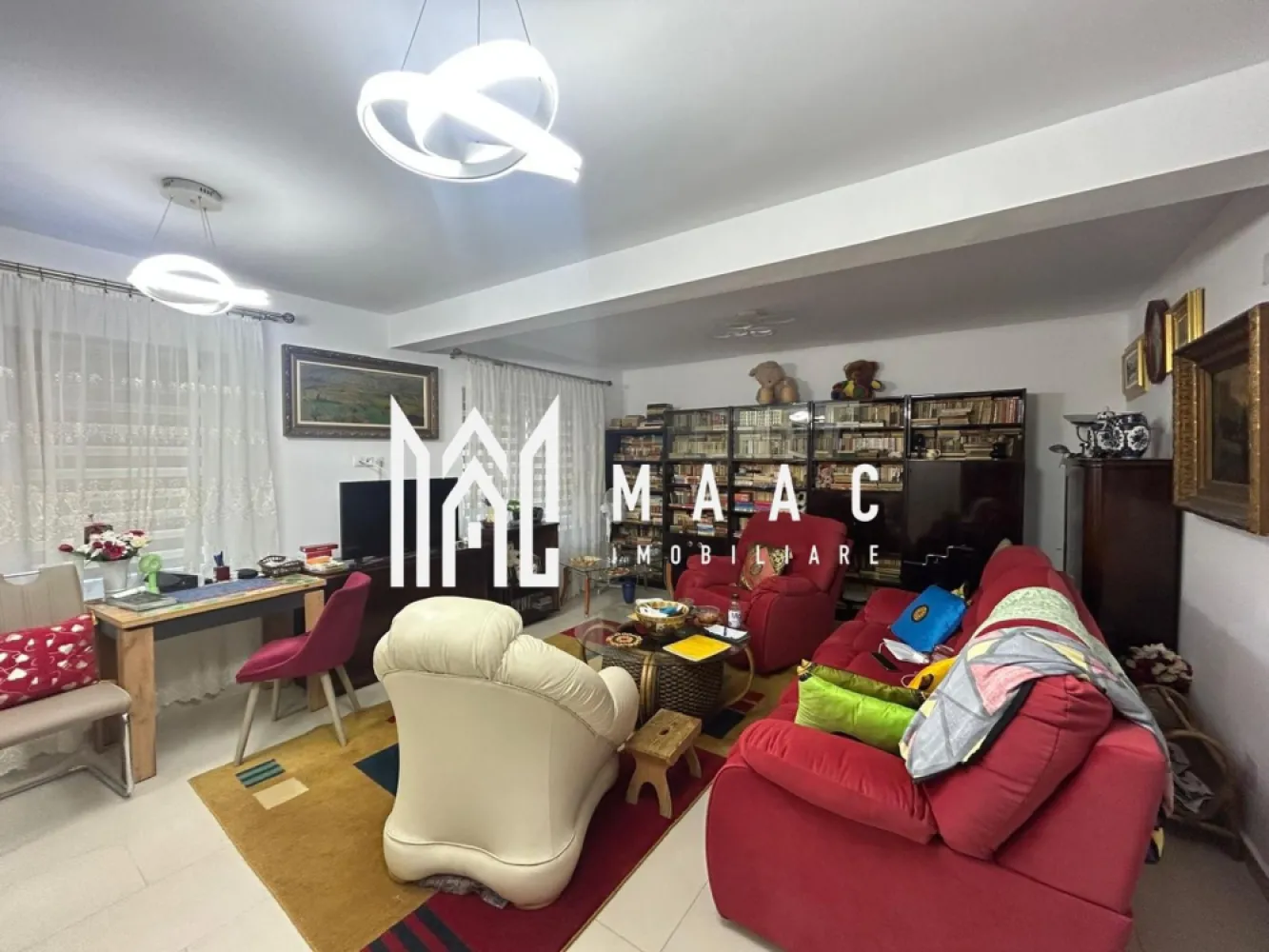 Apartament 3 camere I 2 locuri parcare I Etajul 1 I Bieltz - MAAC IMOBILIARE va prezinta, spre vânzare, un apartament deosebit cu 3 camere, situat la etajul 1 al unui imobil select, amplasat într-un cadru deosebit, pe malul râului Cibin — o locație care îmbină armonios liniștea naturii cu rafinamentul vieții urbane. Proprietatea se remarcă printr-o compartimentare echilibrată și funcțională, concepută pentru un stil de viață confortabil, elegant, cu accent pe intimitate: living luminos, cu deschidere generoasă, dormitor, bucătărie închisă, separată elegant, ideală pentru un ambient ordonat,rafinat, baie, hol de acces. Incalzire in pardoseala. Aferente locuintei- 2 locuri de parcare (unul subteran, celalalt suprateran). Avantaje: locație premium, cu deschidere către spațiu verde și curs de apă; zonă liniștită, cu valoare rezidențială ridicată; acces rapid către centrul orașului și principalele puncte de interes; ideala atât pentru rezidență personală, cât și pentru investiție pe termen lung. Se preda partial mobilata/utilata. Achizitia se poate face si prin credit bancar.Libera de sarcini. O proprietate dedicată celor care apreciază poziționarea excepțională, eleganța discretă și calitatea vieții, într-un cadru natural privilegiat. Pentru mai multe detalii precizati telefonic ca ati vazut anuntul cu ID:CP2881982 }}