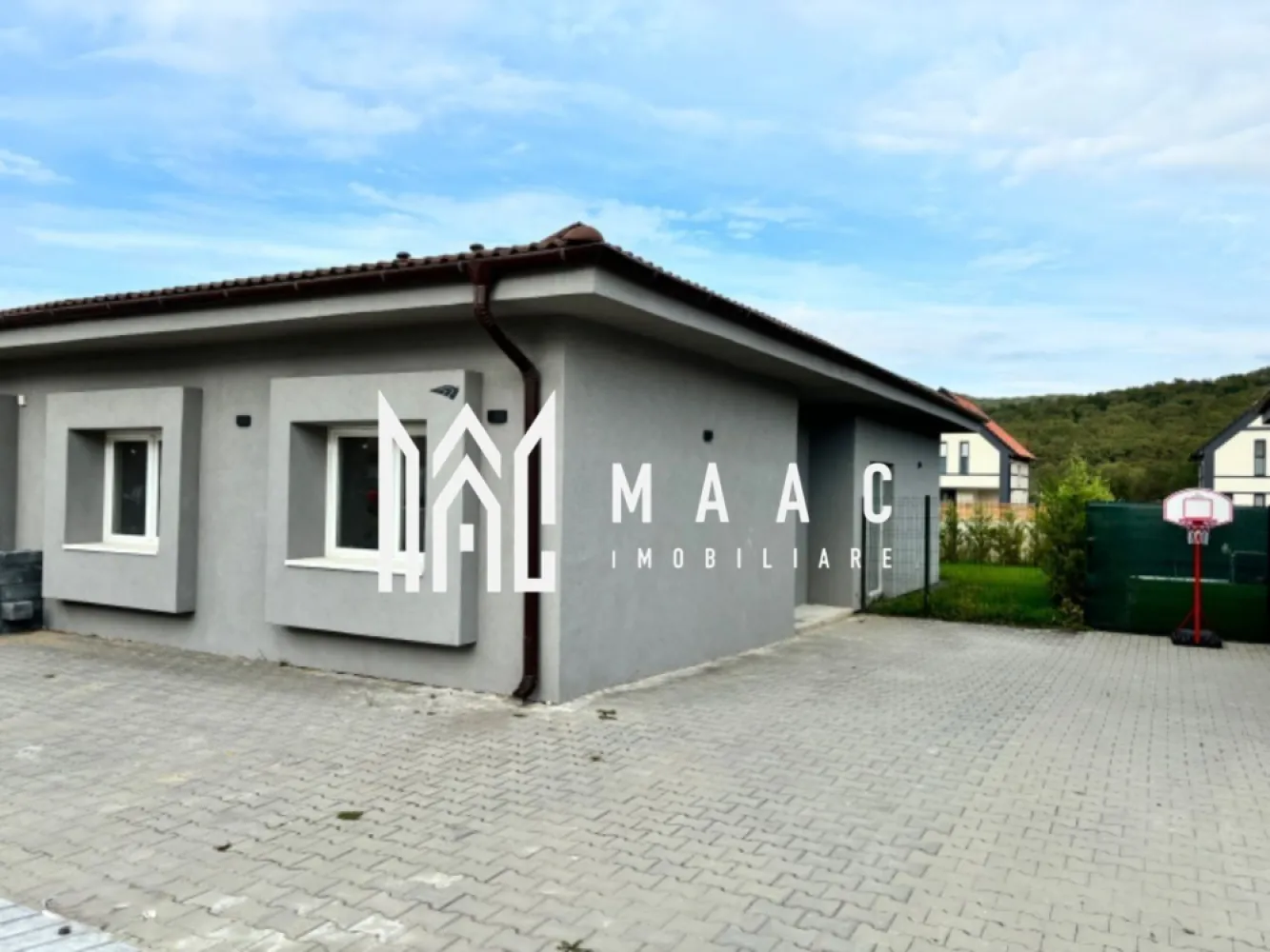 Casă duplex I 3 camere I 76 Mp I Curte I 20 min de Sibiu - Maac Imobiliare vă oferă spre vânzare o splendidă casă duplex cu 3 camere, situată într-o zonă liniștită, la doar 20 de minute cu mașina de centrul Sibiului.

Cu o suprafață totală de 76 mp, această proprietate dispune de două camere separate, un studio cu bucătărie deschisă și două băi, fiind ideală pentru familii care caută confort și funcționalitate. Casa este nouă, finisată cu materiale de calitate și complet mobilată, oferind un mediu primitor și modern.

Detalii suplimentare:

Suprafață: 76 mp
Camere: 3 (două camere separate + studio bucătărie)
Băi: 2
Loc de parcare: suficient pentru două mașini
Curte: aproximativ 30 m², perfectă pentru relaxare
Sistem de încălzire: pompă de căldură italiană super economică, asigurând încălzire în pardoseală și apă caldă cu presiune bună, cu garanție de 3 ani
Această casă duplex oferă nu doar un cămin confortabil, ci și avantajul unui consum energetic redus datorită sistemului modern de încălzire. Dacă sunteți în căutarea unei locuințe care să îmbine confortul cu accesibilitatea, această proprietate este alegerea ideală!

Pentru mai multe detalii precizati telefonic ca ati vizionat anuntul cu ID: CP2213747
