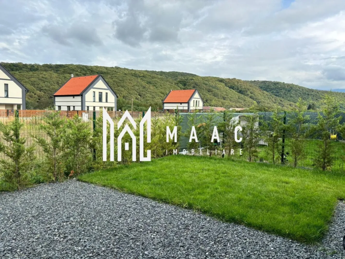 Casă duplex I 3 camere I 76 Mp I Curte I 20 min de Sibiu - Maac Imobiliare vă oferă spre vânzare o splendidă casă duplex cu 3 camere, situată într-o zonă liniștită, la doar 20 de minute cu mașina de centrul Sibiului.

Cu o suprafață totală de 76 mp, această proprietate dispune de două camere separate, un studio cu bucătărie deschisă și două băi, fiind ideală pentru familii care caută confort și funcționalitate. Casa este nouă, finisată cu materiale de calitate și complet mobilată, oferind un mediu primitor și modern.

Detalii suplimentare:

Suprafață: 76 mp
Camere: 3 (două camere separate + studio bucătărie)
Băi: 2
Loc de parcare: suficient pentru două mașini
Curte: aproximativ 30 m², perfectă pentru relaxare
Sistem de încălzire: pompă de căldură italiană super economică, asigurând încălzire în pardoseală și apă caldă cu presiune bună, cu garanție de 3 ani
Această casă duplex oferă nu doar un cămin confortabil, ci și avantajul unui consum energetic redus datorită sistemului modern de încălzire. Dacă sunteți în căutarea unei locuințe care să îmbine confortul cu accesibilitatea, această proprietate este alegerea ideală!

Pentru mai multe detalii precizati telefonic ca ati vizionat anuntul cu ID: CP2213747