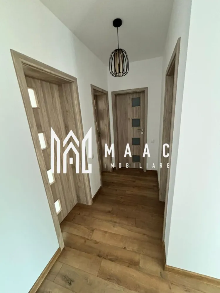 Casă duplex I 3 camere I 76 Mp I Curte I 20 min de Sibiu - Maac Imobiliare vă oferă spre vânzare o splendidă casă duplex cu 3 camere, situată într-o zonă liniștită, la doar 20 de minute cu mașina de centrul Sibiului.

Cu o suprafață totală de 76 mp, această proprietate dispune de două camere separate, un studio cu bucătărie deschisă și două băi, fiind ideală pentru familii care caută confort și funcționalitate. Casa este nouă, finisată cu materiale de calitate și complet mobilată, oferind un mediu primitor și modern.

Detalii suplimentare:

Suprafață: 76 mp
Camere: 3 (două camere separate + studio bucătărie)
Băi: 2
Loc de parcare: suficient pentru două mașini
Curte: aproximativ 30 m², perfectă pentru relaxare
Sistem de încălzire: pompă de căldură italiană super economică, asigurând încălzire în pardoseală și apă caldă cu presiune bună, cu garanție de 3 ani
Această casă duplex oferă nu doar un cămin confortabil, ci și avantajul unui consum energetic redus datorită sistemului modern de încălzire. Dacă sunteți în căutarea unei locuințe care să îmbine confortul cu accesibilitatea, această proprietate este alegerea ideală!

Pentru mai multe detalii precizati telefonic ca ati vizionat anuntul cu ID: CP2213747