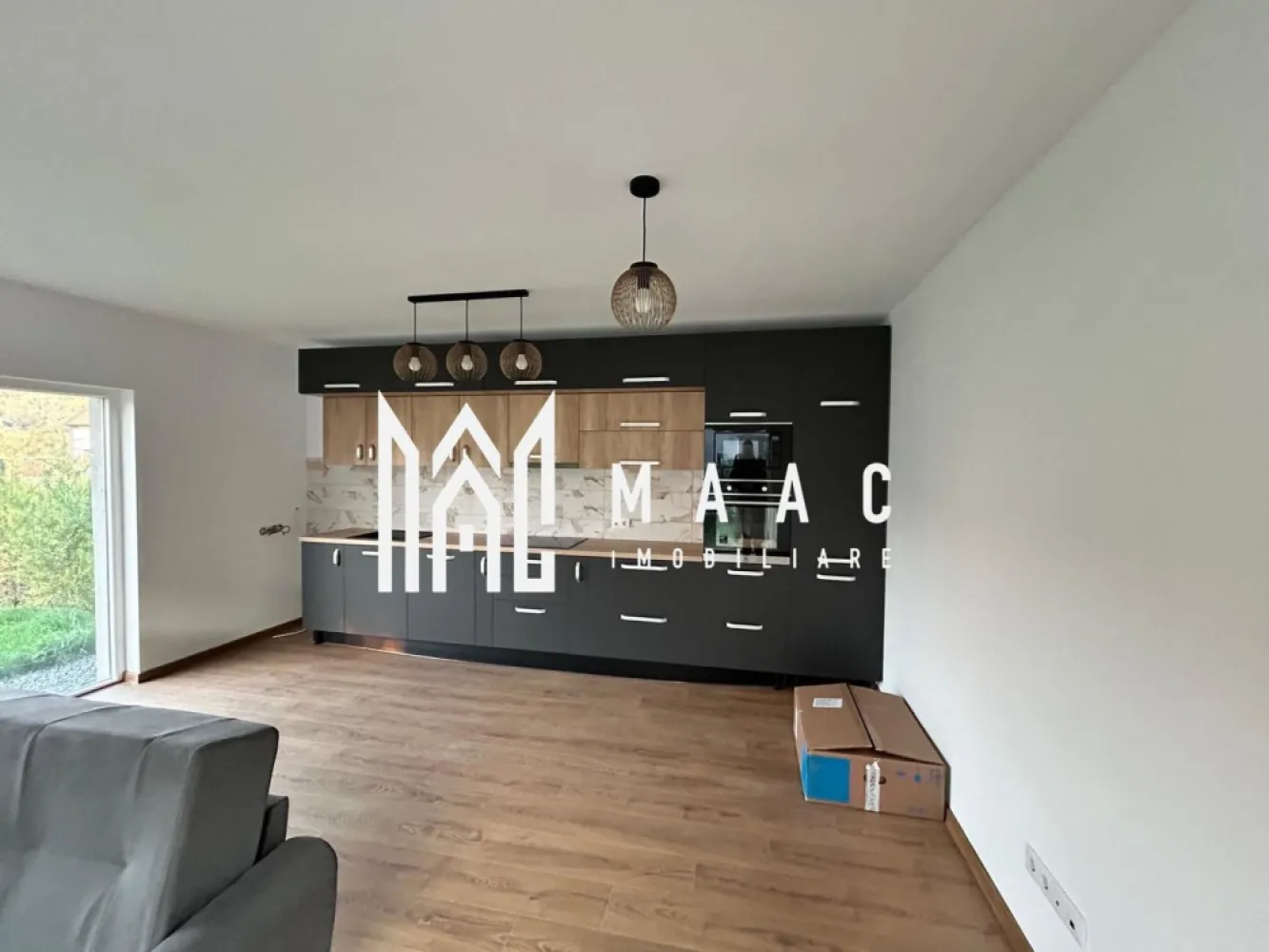 Casă duplex I 3 camere I 76 Mp I Curte I 20 min de Sibiu - Maac Imobiliare vă oferă spre vânzare o splendidă casă duplex cu 3 camere, situată într-o zonă liniștită, la doar 20 de minute cu mașina de centrul Sibiului.

Cu o suprafață totală de 76 mp, această proprietate dispune de două camere separate, un studio cu bucătărie deschisă și două băi, fiind ideală pentru familii care caută confort și funcționalitate. Casa este nouă, finisată cu materiale de calitate și complet mobilată, oferind un mediu primitor și modern.

Detalii suplimentare:

Suprafață: 76 mp
Camere: 3 (două camere separate + studio bucătărie)
Băi: 2
Loc de parcare: suficient pentru două mașini
Curte: aproximativ 30 m², perfectă pentru relaxare
Sistem de încălzire: pompă de căldură italiană super economică, asigurând încălzire în pardoseală și apă caldă cu presiune bună, cu garanție de 3 ani
Această casă duplex oferă nu doar un cămin confortabil, ci și avantajul unui consum energetic redus datorită sistemului modern de încălzire. Dacă sunteți în căutarea unei locuințe care să îmbine confortul cu accesibilitatea, această proprietate este alegerea ideală!

Pentru mai multe detalii precizati telefonic ca ati vizionat anuntul cu ID: CP2213747
