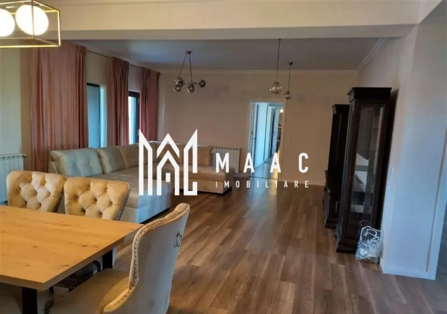 Casa 4 Camere | 159MPU | Tocile - Maac Imobiliare propune spre vânzare o casă nou construită situata în Tocile cu o panoramă către crestele muntoase ale Făgărașului.

Cu demisol, parter și pod, acest imobil se întinde pe o suprafață utilă de 159 mp, completată de 80 mp de demisol, amplasat pe un teren generos de 600 mp

 Demisol:
Bucătărie complet mobilată
Baie modernă
Garaj 
Spațiu de depozitare generos
 Parter:
Living spațios, luminos
3 dormitoare confortabile (unul matrimonial cu baie proprie)
Bucătărie practică și modernă
2 băi elegante
 Utilități:
Apă curentă
Fosă septica
Internet
Camera tehnică cu centrală pe lemne 

Pentru mai multe informații sau pentru a programa o vizionare, vă rugăm să ne contactați specificând ID: CP1911873