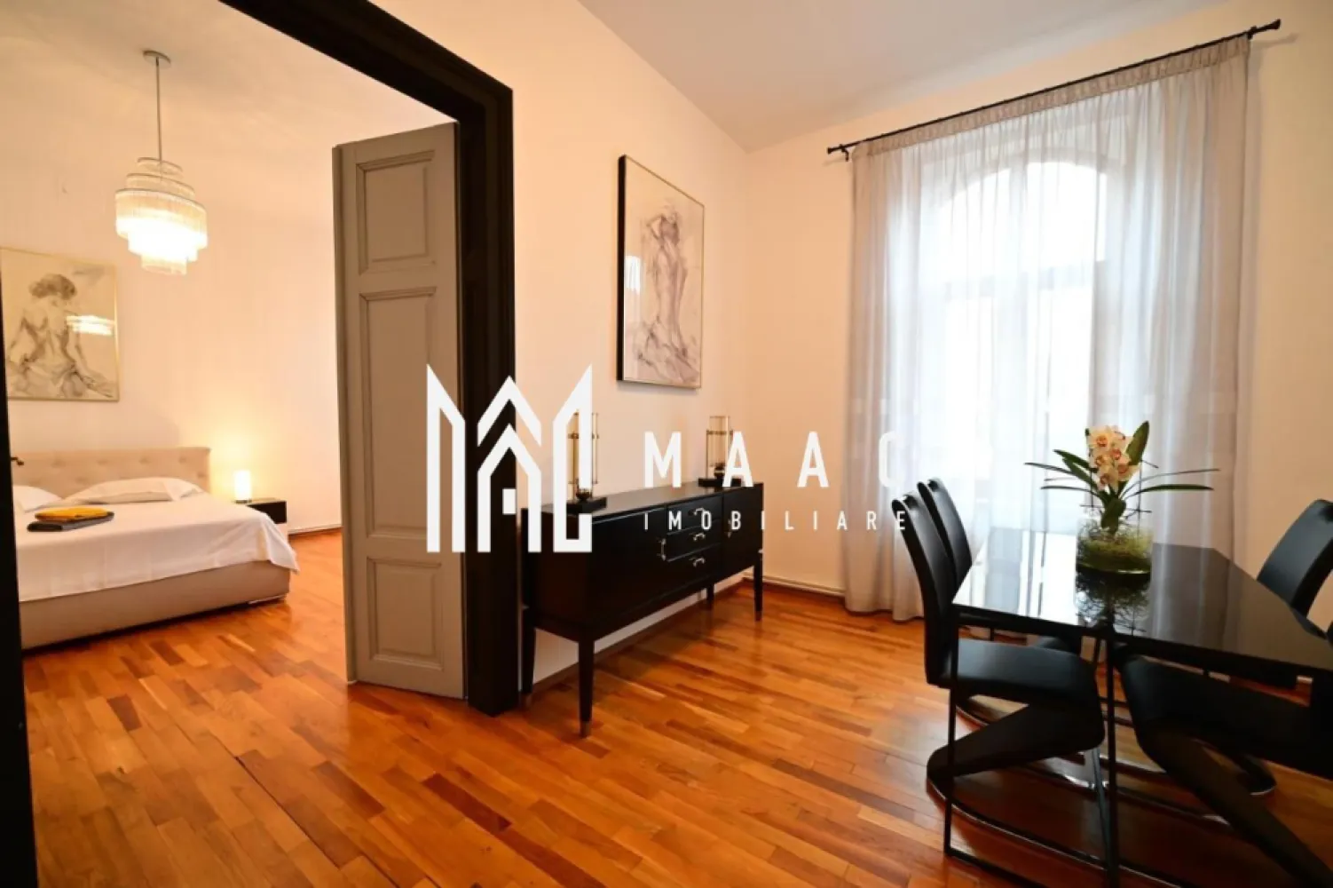 Apartament la casa I 3 camere I Decomandat I 2 bai I Ultracentral - MAAC Imobiliare propune spre inchiriere o proprietate eleganta, situata ultracentral, in Sibiu.

Apartamentul e format din: camera cu living , baie, chicineta si alt corp alcatuit din 2 camere, bucatarie si baie. 
Intre ele poate exista comunicare, daca se doreste.
Se preda mobilat si utilat.
Inchirierea se face pe termen lung, minim 1 an.
Nu se accepta animale de companie. Nu este admis fumatul in incinta.
Se percepe in avans chirie si garantie.

Pentru mai multe detalii precizati telefonic ca ati vazut anuntul cu ID:CP1647705