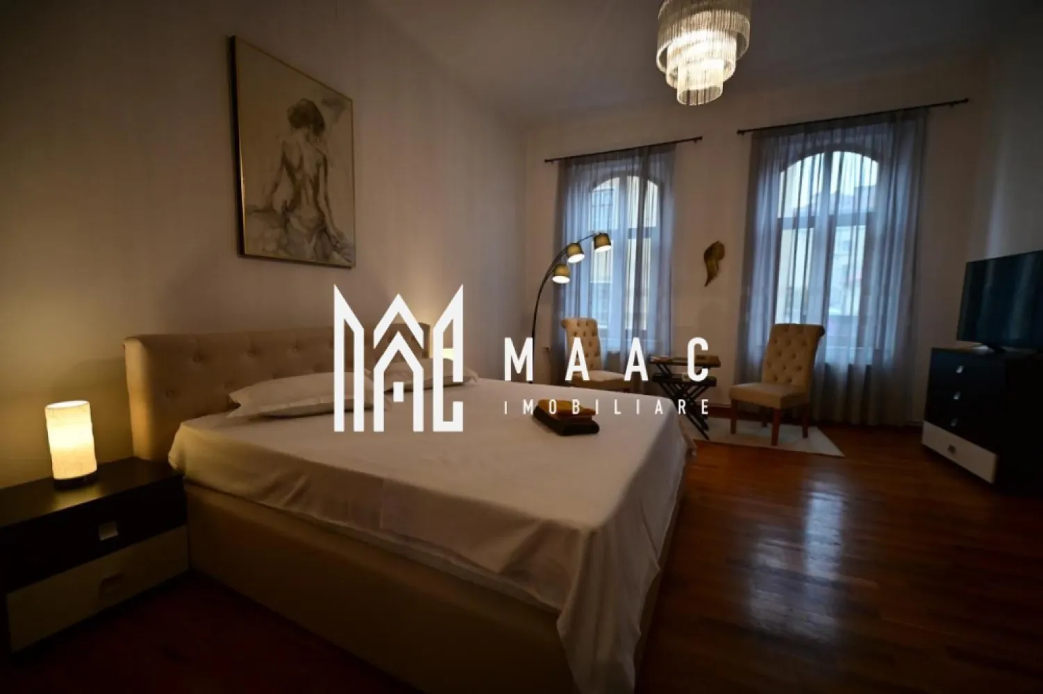 Apartament la casa I 3 camere I Decomandat I 2 bai I Ultracentral - MAAC Imobiliare propune spre inchiriere o proprietate eleganta, situata ultracentral, in Sibiu.

Apartamentul e format din: camera cu living , baie, chicineta si alt corp alcatuit din 2 camere, bucatarie si baie. 
Intre ele poate exista comunicare, daca se doreste.
Se preda mobilat si utilat.
Inchirierea se face pe termen lung, minim 1 an.
Nu se accepta animale de companie. Nu este admis fumatul in incinta.
Se percepe in avans chirie si garantie.

Pentru mai multe detalii precizati telefonic ca ati vazut anuntul cu ID:CP1647705