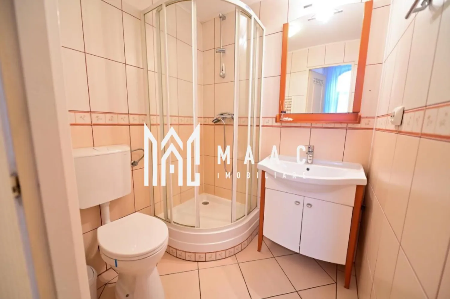 Apartament la casa I 3 camere I Decomandat I 2 bai I Ultracentral - MAAC Imobiliare propune spre inchiriere o proprietate eleganta, situata ultracentral, in Sibiu.

Apartamentul e format din: camera cu living , baie, chicineta si alt corp alcatuit din 2 camere, bucatarie si baie. 
Intre ele poate exista comunicare, daca se doreste.
Se preda mobilat si utilat.
Inchirierea se face pe termen lung, minim 1 an.
Nu se accepta animale de companie. Nu este admis fumatul in incinta.
Se percepe in avans chirie si garantie.

Pentru mai multe detalii precizati telefonic ca ati vazut anuntul cu ID:CP1647705