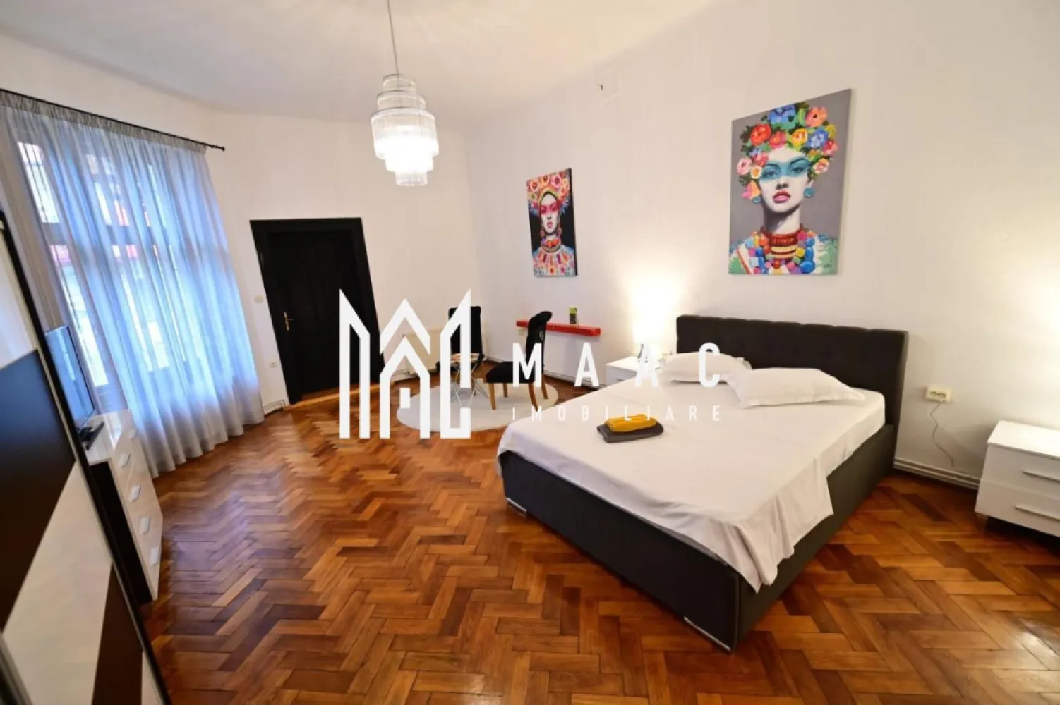 Apartament la casa I 3 camere I Decomandat I 2 bai I Ultracentral - MAAC Imobiliare propune spre inchiriere o proprietate eleganta, situata ultracentral, in Sibiu.

Apartamentul e format din: camera cu living , baie, chicineta si alt corp alcatuit din 2 camere, bucatarie si baie. 
Intre ele poate exista comunicare, daca se doreste.
Se preda mobilat si utilat.
Inchirierea se face pe termen lung, minim 1 an.
Nu se accepta animale de companie. Nu este admis fumatul in incinta.
Se percepe in avans chirie si garantie.

Pentru mai multe detalii precizati telefonic ca ati vazut anuntul cu ID:CP1647705