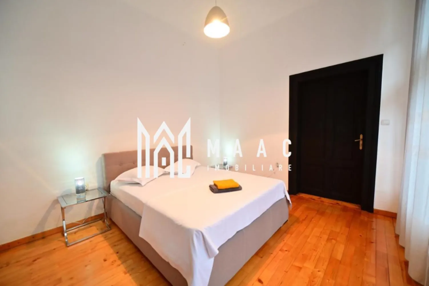 Apartament la casa I 3 camere I Decomandat I 2 bai I Ultracentral - MAAC Imobiliare propune spre inchiriere o proprietate eleganta, situata ultracentral, in Sibiu.

Apartamentul e format din: camera cu living , baie, chicineta si alt corp alcatuit din 2 camere, bucatarie si baie. 
Intre ele poate exista comunicare, daca se doreste.
Se preda mobilat si utilat.
Inchirierea se face pe termen lung, minim 1 an.
Nu se accepta animale de companie. Nu este admis fumatul in incinta.
Se percepe in avans chirie si garantie.

Pentru mai multe detalii precizati telefonic ca ati vazut anuntul cu ID:CP1647705