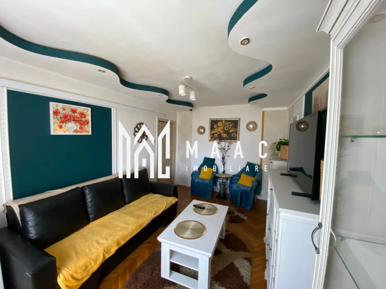 Apartament 3 camere | 70MPU | Etaj 4 | Zona Vasile Aaron - MAAC Imobiliare vă propune spre închiriere un apartament modern cu 3 camere, situat în zona Vasile Aaron, la etajul 4 al unui imobil bine întreținut, într-o zonă liniștită și bine conectată. Apartamentul este complet mobilat și utilat, fiind pregătit pentru mutare imediată. Beneficiază de TV în fiecare cameră, mașină de spălat vase, mașină de spălat rufe, uscător de haine și aer condiționat. Spațiile sunt bine întreținute, luminoase și funcționale, oferind un nivel ridicat de confort. Zona oferă acces facil către magazine, mijloace de transport în comun și alte puncte de interes, fiind ideală atât pentru cupluri, cât și pentru familii. Preț chirie: 450 euro/lună Se percepe garanție în cuantumul unei luni de chirie. Pentru mai multe detalii sau pentru a programa o vizionare, vă rugăm să ne contactați. Specificați ID-ul CP2883346. }}