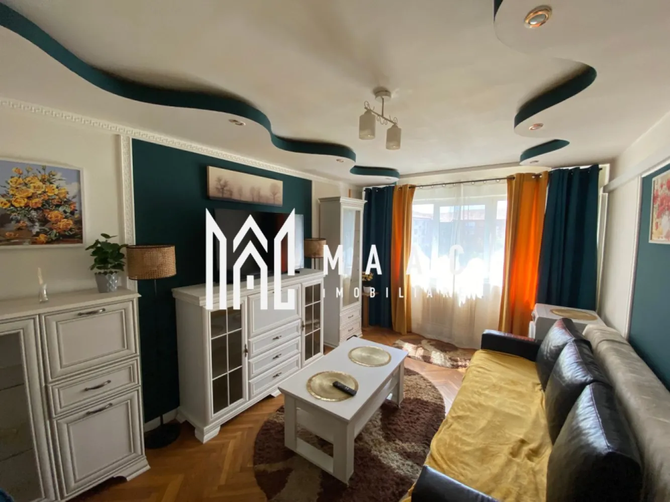Apartament 3 camere | 70MPU | Etaj 4 | Zona Vasile Aaron - MAAC Imobiliare vă propune spre închiriere un apartament modern cu 3 camere, situat în zona Vasile Aaron, la etajul 4 al unui imobil bine întreținut, într-o zonă liniștită și bine conectată. Apartamentul este complet mobilat și utilat, fiind pregătit pentru mutare imediată. Beneficiază de TV în fiecare cameră, mașină de spălat vase, mașină de spălat rufe, uscător de haine și aer condiționat. Spațiile sunt bine întreținute, luminoase și funcționale, oferind un nivel ridicat de confort. Zona oferă acces facil către magazine, mijloace de transport în comun și alte puncte de interes, fiind ideală atât pentru cupluri, cât și pentru familii. Preț chirie: 450 euro/lună Se percepe garanție în cuantumul unei luni de chirie. Pentru mai multe detalii sau pentru a programa o vizionare, vă rugăm să ne contactați. Specificați ID-ul CP2883346. }}