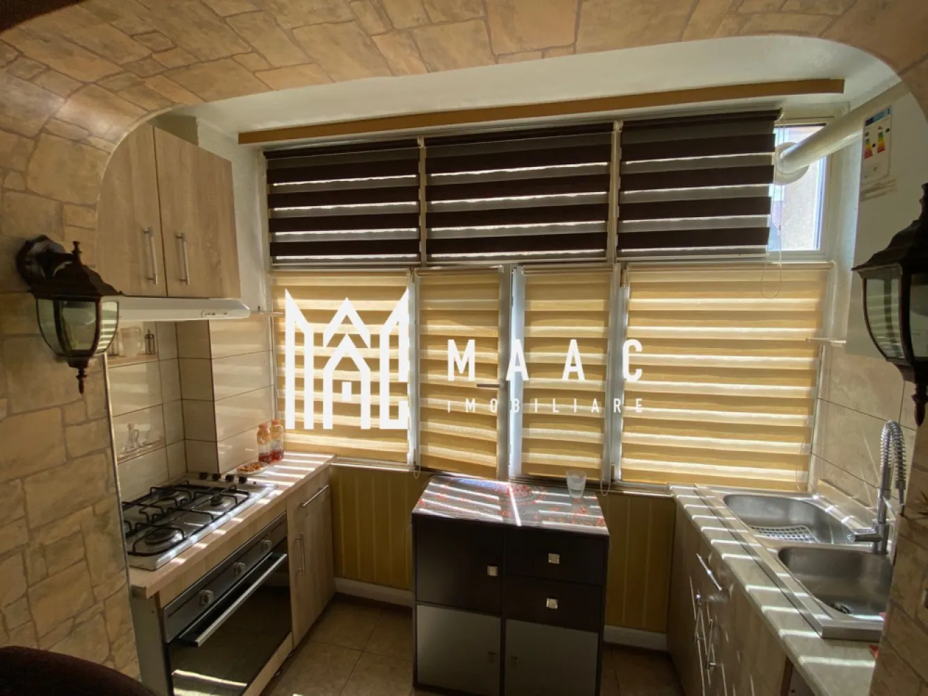 Apartament 3 camere | 70MPU | Etaj 4 | Zona Vasile Aaron - MAAC Imobiliare vă propune spre închiriere un apartament modern cu 3 camere, situat în zona Vasile Aaron, la etajul 4 al unui imobil bine întreținut, într-o zonă liniștită și bine conectată. Apartamentul este complet mobilat și utilat, fiind pregătit pentru mutare imediată. Beneficiază de TV în fiecare cameră, mașină de spălat vase, mașină de spălat rufe, uscător de haine și aer condiționat. Spațiile sunt bine întreținute, luminoase și funcționale, oferind un nivel ridicat de confort. Zona oferă acces facil către magazine, mijloace de transport în comun și alte puncte de interes, fiind ideală atât pentru cupluri, cât și pentru familii. Preț chirie: 450 euro/lună Se percepe garanție în cuantumul unei luni de chirie. Pentru mai multe detalii sau pentru a programa o vizionare, vă rugăm să ne contactați. Specificați ID-ul CP2883346. }}