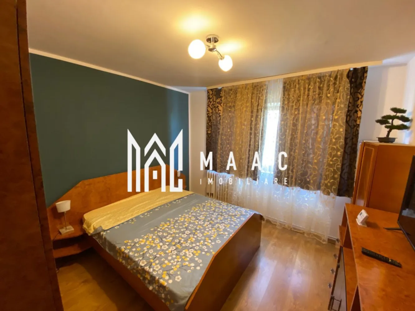 Apartament 3 camere | 70MPU | Etaj 4 | Zona Vasile Aaron - MAAC Imobiliare vă propune spre închiriere un apartament modern cu 3 camere, situat în zona Vasile Aaron, la etajul 4 al unui imobil bine întreținut, într-o zonă liniștită și bine conectată. Apartamentul este complet mobilat și utilat, fiind pregătit pentru mutare imediată. Beneficiază de TV în fiecare cameră, mașină de spălat vase, mașină de spălat rufe, uscător de haine și aer condiționat. Spațiile sunt bine întreținute, luminoase și funcționale, oferind un nivel ridicat de confort. Zona oferă acces facil către magazine, mijloace de transport în comun și alte puncte de interes, fiind ideală atât pentru cupluri, cât și pentru familii. Preț chirie: 450 euro/lună Se percepe garanție în cuantumul unei luni de chirie. Pentru mai multe detalii sau pentru a programa o vizionare, vă rugăm să ne contactați. Specificați ID-ul CP2883346. }}