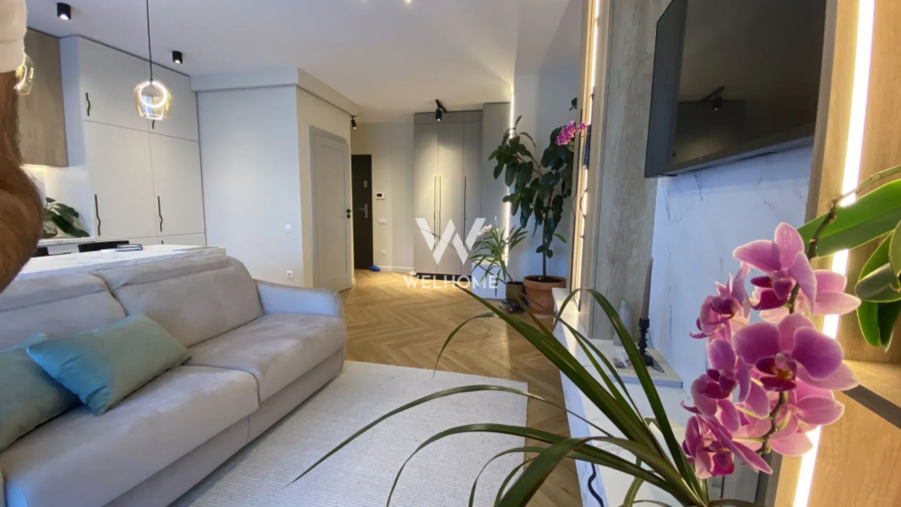 Chirie apartament 3 camere, Turnisor, Sibiu - Spre chirie un superb apartament situat la etajul parter (parteer inalt), cu gradina frumos amenajata, terasa si balcon.

Detalii:
- Suprafata utila: 65 mp utili
- Terasa: 11 mp + balcon de 2 mp
- Centrala termica proprie cu reglaj de la distanta prin aplicatie
- Incalzire in pardoseala cu termostat pe fiecare camera
- Geamuri termopan cu protectie UV
- Parchet LVT, gresie, faianta
- Instalatii electrice, termice, sanitare
- Contoare individuale, videointerfon
- Usa metalica
- 1 loc de parcare subteran
- 1 boxa de depozitare la subsol
- Acces in complex prin bariera
- Zona de BBQ exclusiv pentru locatari
- Zona fitness exclusiv pentru locatari.

Compartimentare:
- Hol cu dressing
- Living cu bucatarie open space si acces la terasa
- Dormitor matrimonial cu acces la balcon
- Dormitor copii
- Baie cu cabina de dus tip walk-in.

Avantaje:
- Parcare subterana inclusa
- Zona rezidentiala noua
- In apropiere de magazine, restaurante, institutii de invatamant, transport in comun
- Vedere panoramica spre oras si muntii Fagaras.

Alte informatii:
- Nu se accepta animale de companie
- Disponibil pentru mutare imediata
- Contract pe minim 12 luni
- Se percepe garantie.