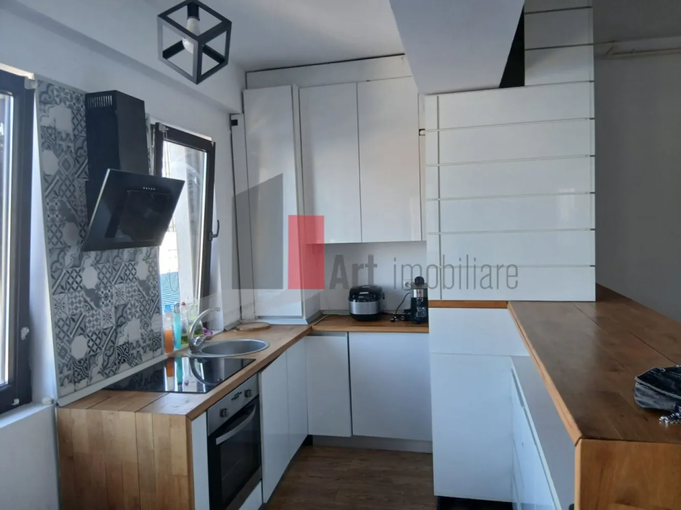 Inchiriere 2 Camere Unirii - Alba Iulia - Va propunem spre inchiriere un apartament cu 2 camere situat in zona Unirii - Alba Iulia, Etaj 3/8, mobilat si utilat complet, renovat, centrala proprie, gresie, faianta, parchet, termopan, aer conditionat, bucatarie open - space, liber, apropiere Vitan Mall, Dristor