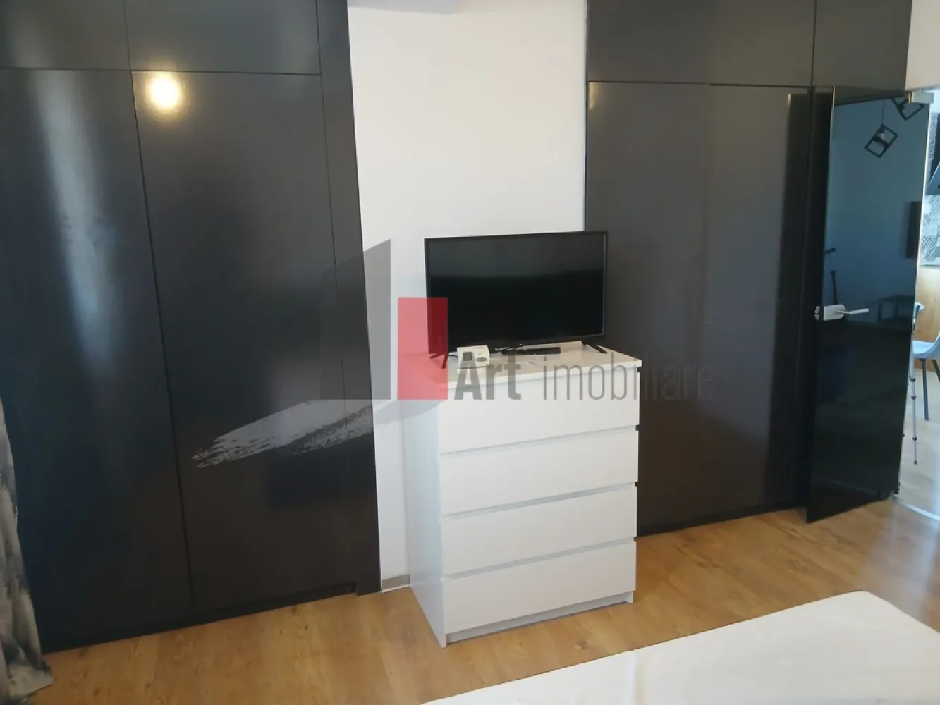 Inchiriere 2 Camere Unirii - Alba Iulia - Va propunem spre inchiriere un apartament cu 2 camere situat in zona Unirii - Alba Iulia, Etaj 3/8, mobilat si utilat complet, renovat, centrala proprie, gresie, faianta, parchet, termopan, aer conditionat, bucatarie open - space, liber, apropiere Vitan Mall, Dristor