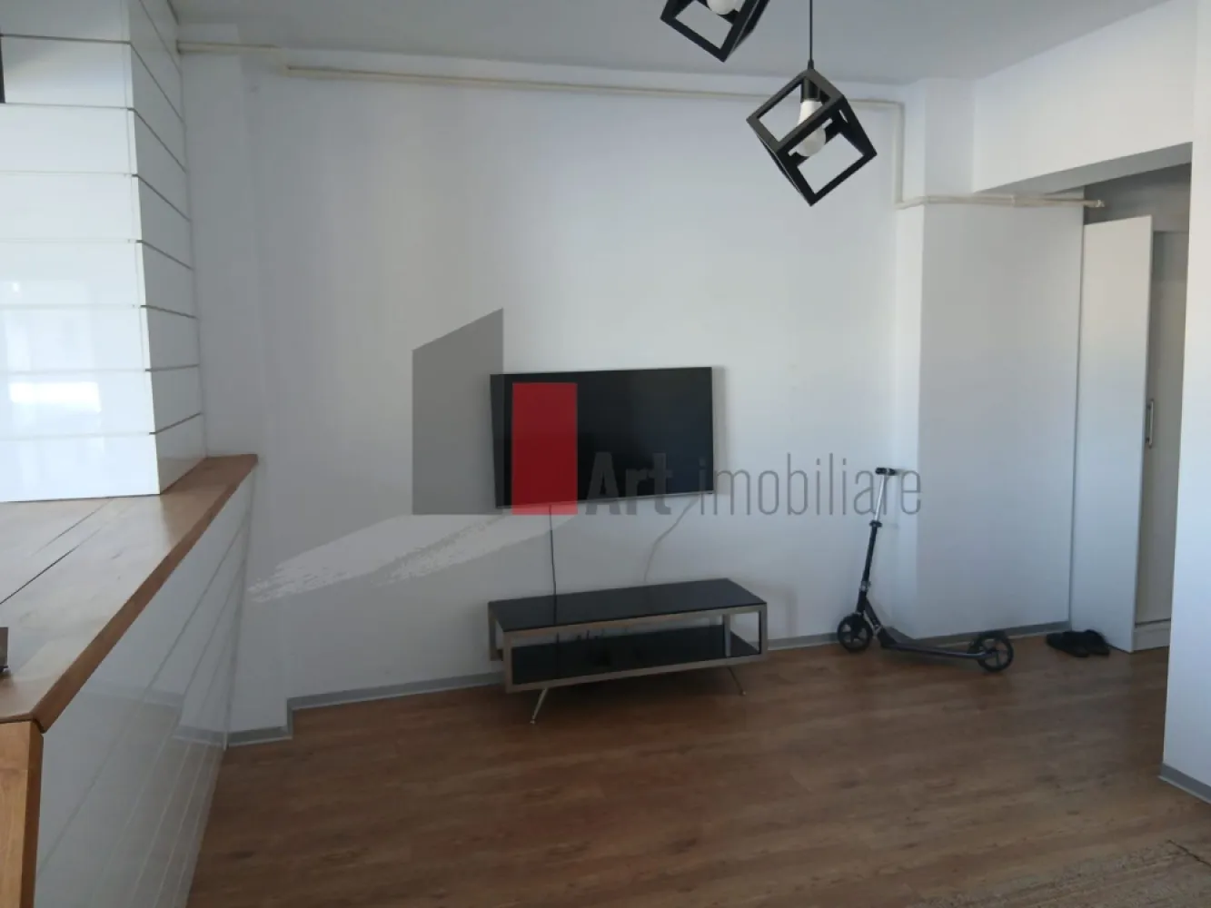 Inchiriere 2 Camere Unirii - Alba Iulia - Va propunem spre inchiriere un apartament cu 2 camere situat in zona Unirii - Alba Iulia, Etaj 3/8, mobilat si utilat complet, renovat, centrala proprie, gresie, faianta, parchet, termopan, aer conditionat, bucatarie open - space, liber, apropiere Vitan Mall, Dristor
