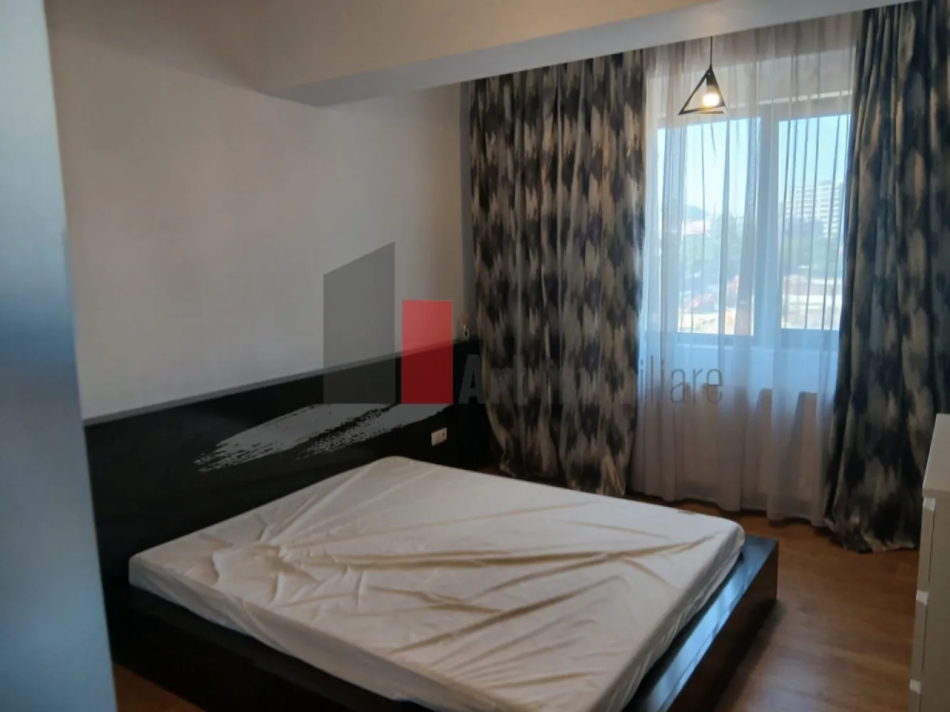 Inchiriere 2 Camere Unirii - Alba Iulia - Va propunem spre inchiriere un apartament cu 2 camere situat in zona Unirii - Alba Iulia, Etaj 3/8, mobilat si utilat complet, renovat, centrala proprie, gresie, faianta, parchet, termopan, aer conditionat, bucatarie open - space, liber, apropiere Vitan Mall, Dristor