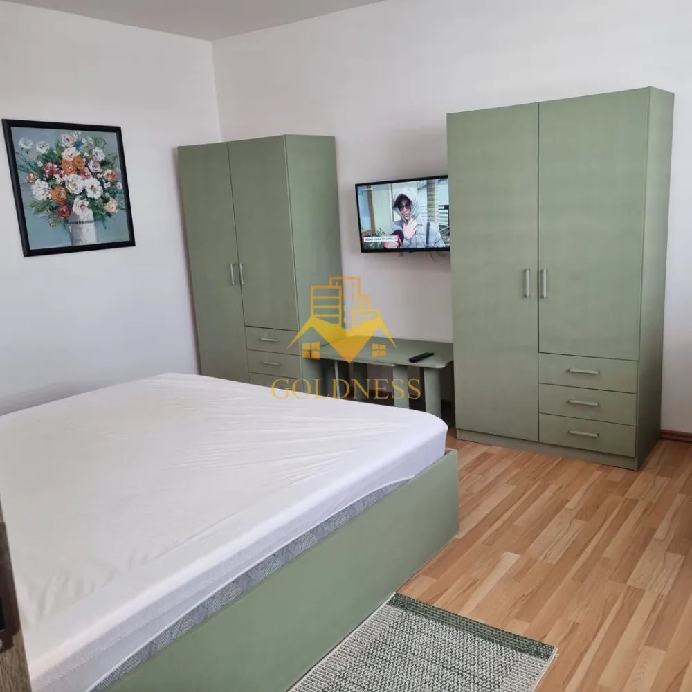 2 Camere decomandate, parcare, Kaufland, Leroy Merlin, Intre Lacuri - GOLDNESS Imobiliare vă propune spre închiriere un apartament cu 2 camere complet mobilat și utilat, la etajul 1 într-un imobil de 2 etaje, în cartierul Intre Lacuri. Apartamentul este compartimentat astfel:
 - dormitor cu pat matrimonial, dressing, noptiere
 - dormitor cu pat matrimonial, dressing, masa de birou
 - bucatarie complet mobilata si utilata
 - baie cu cabina de dus, calorifer port prosop inox și dulap pentru depozitare.
 
Imobilul este dotat cu toate cele necesare- centrală proprie, mașină de spălat haine, frigider, plită electrică, hotă, TV, etc. 
Se află în apropierea stațiilor de transport în comun, magazine, restaurante, spații verzi, farmacii, etc. 
Dispune de loc de parcare!

Dacă sunteți interesați de acest apartament și doriți să îl vizionați, dar și pentru alte oferte sau detalii nu ezitați să ne contactați telefonic sau prin e-mail - goldnessimobiliare@gmail.com. Vă stăm la dispoziție!