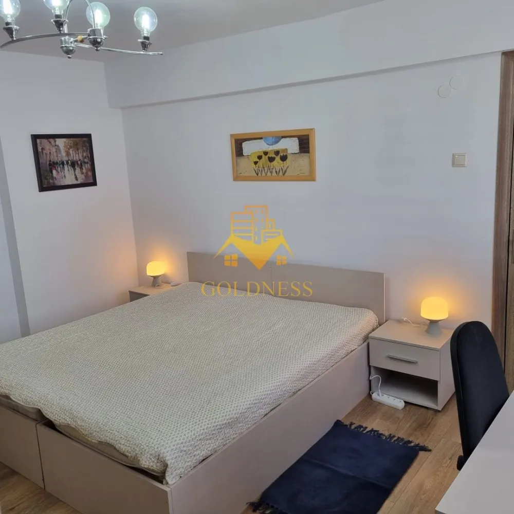 2 Camere decomandate, parcare, Kaufland, Leroy Merlin, Intre Lacuri - GOLDNESS Imobiliare vă propune spre închiriere un apartament cu 2 camere complet mobilat și utilat, la etajul 1 într-un imobil de 2 etaje, în cartierul Intre Lacuri. Apartamentul este compartimentat astfel:
 - dormitor cu pat matrimonial, dressing, noptiere
 - dormitor cu pat matrimonial, dressing, masa de birou
 - bucatarie complet mobilata si utilata
 - baie cu cabina de dus, calorifer port prosop inox și dulap pentru depozitare.
 
Imobilul este dotat cu toate cele necesare- centrală proprie, mașină de spălat haine, frigider, plită electrică, hotă, TV, etc. 
Se află în apropierea stațiilor de transport în comun, magazine, restaurante, spații verzi, farmacii, etc. 
Dispune de loc de parcare!

Dacă sunteți interesați de acest apartament și doriți să îl vizionați, dar și pentru alte oferte sau detalii nu ezitați să ne contactați telefonic sau prin e-mail - goldnessimobiliare@gmail.com. Vă stăm la dispoziție!