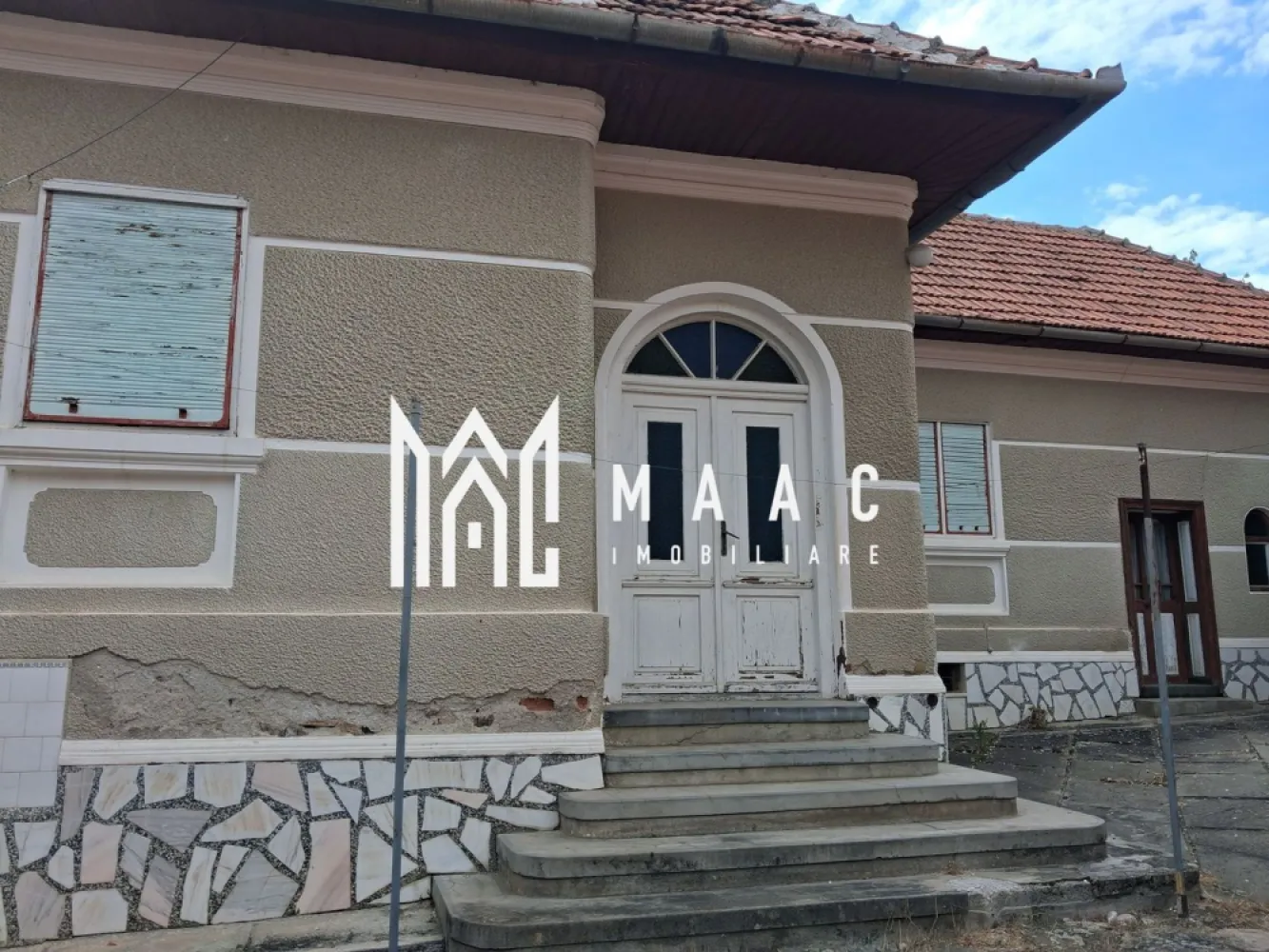 Casa 3 Camere De Renovat I Teren 700 MP I Poiana Sibiului - MAAC Imobiliare vă propune spre vânzare o casă individuală de renovat, situată în frumoasa localitate Poiana Sibiului, ideală pentru cei care își doresc liniște, aer curat și un teren generos. Proprietatea beneficiază de un teren de 700 mp la stradă, oferind multiple posibilități de amenajare și extindere.

 Casa este compartimentată practic și dispune de 3 camere, 1 baie, 1 bucătărie, precum și o bucătărie de vară, perfectă pentru sezonul cald sau pentru activități gospodărești. În plus, proprietatea beneficiază și de pivniță, spațiu ideal pentru depozitare.

 Imobilul este racordat la apă și curent electric, iar încălzirea se realizează în prezent cu sobe de teracotă pe lemne, oferind un farmec autentic specific zonei. Există și posibilitatea de racordare la gaz pentru cei care își doresc un plus de confort.

 Această proprietate reprezintă o oportunitate excelentă atât pentru locuință permanentă, cât și pentru casă de vacanță sau investiție într-o zonă cu peisaje deosebite și tradiții autentice.
 Pentru mai multe detalii sau pentru programarea unei vizionări, vă rugăm să ne contactați și să menționați ID: CP3117262