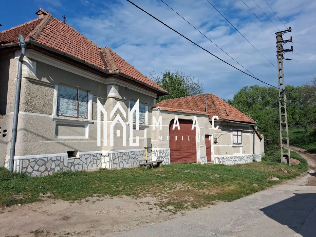 Casa 3 Camere De Renovat I Teren 700 MP I Poiana Sibiului - MAAC Imobiliare vă propune spre vânzare o casă individuală de renovat, situată în frumoasa localitate Poiana Sibiului, ideală pentru cei care își doresc liniște, aer curat și un teren generos. Proprietatea beneficiază de un teren de 700 mp la stradă, oferind multiple posibilități de amenajare și extindere.

 Casa este compartimentată practic și dispune de 3 camere, 1 baie, 1 bucătărie, precum și o bucătărie de vară, perfectă pentru sezonul cald sau pentru activități gospodărești. În plus, proprietatea beneficiază și de pivniță, spațiu ideal pentru depozitare.

 Imobilul este racordat la apă și curent electric, iar încălzirea se realizează în prezent cu sobe de teracotă pe lemne, oferind un farmec autentic specific zonei. Există și posibilitatea de racordare la gaz pentru cei care își doresc un plus de confort.

 Această proprietate reprezintă o oportunitate excelentă atât pentru locuință permanentă, cât și pentru casă de vacanță sau investiție într-o zonă cu peisaje deosebite și tradiții autentice.
 Pentru mai multe detalii sau pentru programarea unei vizionări, vă rugăm să ne contactați și să menționați ID: CP3117262