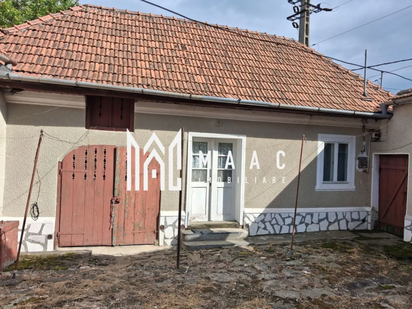 Casa 3 Camere De Renovat I Teren 700 MP I Poiana Sibiului - MAAC Imobiliare vă propune spre vânzare o casă individuală de renovat, situată în frumoasa localitate Poiana Sibiului, ideală pentru cei care își doresc liniște, aer curat și un teren generos. Proprietatea beneficiază de un teren de 700 mp la stradă, oferind multiple posibilități de amenajare și extindere.

 Casa este compartimentată practic și dispune de 3 camere, 1 baie, 1 bucătărie, precum și o bucătărie de vară, perfectă pentru sezonul cald sau pentru activități gospodărești. În plus, proprietatea beneficiază și de pivniță, spațiu ideal pentru depozitare.

 Imobilul este racordat la apă și curent electric, iar încălzirea se realizează în prezent cu sobe de teracotă pe lemne, oferind un farmec autentic specific zonei. Există și posibilitatea de racordare la gaz pentru cei care își doresc un plus de confort.

 Această proprietate reprezintă o oportunitate excelentă atât pentru locuință permanentă, cât și pentru casă de vacanță sau investiție într-o zonă cu peisaje deosebite și tradiții autentice.
 Pentru mai multe detalii sau pentru programarea unei vizionări, vă rugăm să ne contactați și să menționați ID: CP3117262
