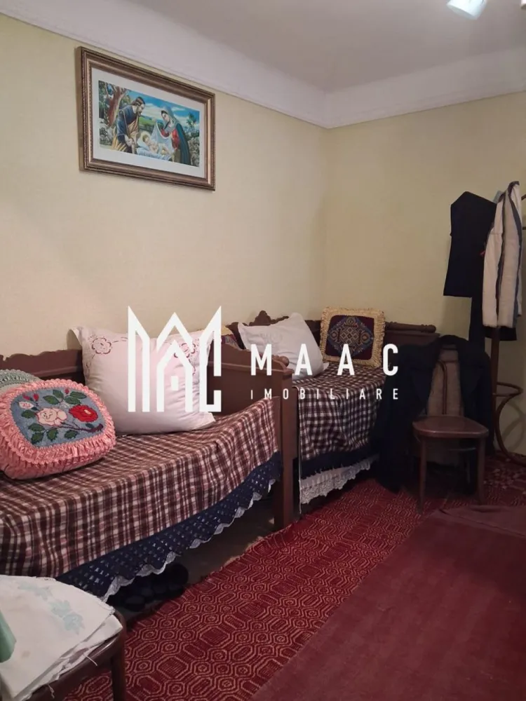 Casa 3 Camere De Renovat I Teren 700 MP I Poiana Sibiului - MAAC Imobiliare vă propune spre vânzare o casă individuală de renovat, situată în frumoasa localitate Poiana Sibiului, ideală pentru cei care își doresc liniște, aer curat și un teren generos. Proprietatea beneficiază de un teren de 700 mp la stradă, oferind multiple posibilități de amenajare și extindere.

 Casa este compartimentată practic și dispune de 3 camere, 1 baie, 1 bucătărie, precum și o bucătărie de vară, perfectă pentru sezonul cald sau pentru activități gospodărești. În plus, proprietatea beneficiază și de pivniță, spațiu ideal pentru depozitare.

 Imobilul este racordat la apă și curent electric, iar încălzirea se realizează în prezent cu sobe de teracotă pe lemne, oferind un farmec autentic specific zonei. Există și posibilitatea de racordare la gaz pentru cei care își doresc un plus de confort.

 Această proprietate reprezintă o oportunitate excelentă atât pentru locuință permanentă, cât și pentru casă de vacanță sau investiție într-o zonă cu peisaje deosebite și tradiții autentice.
 Pentru mai multe detalii sau pentru programarea unei vizionări, vă rugăm să ne contactați și să menționați ID: CP3117262