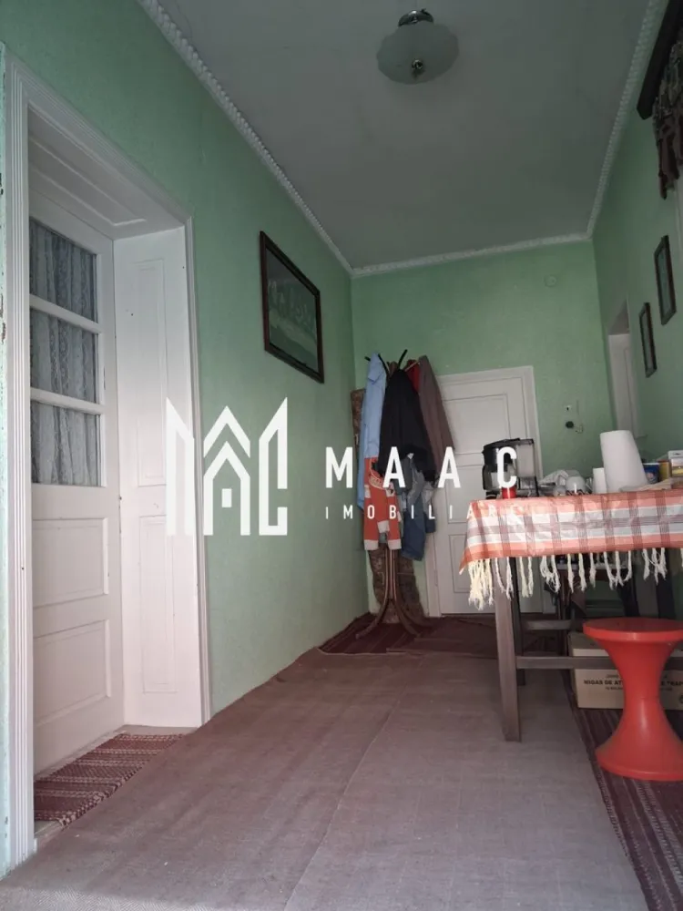 Casa 3 Camere De Renovat I Teren 700 MP I Poiana Sibiului - MAAC Imobiliare vă propune spre vânzare o casă individuală de renovat, situată în frumoasa localitate Poiana Sibiului, ideală pentru cei care își doresc liniște, aer curat și un teren generos. Proprietatea beneficiază de un teren de 700 mp la stradă, oferind multiple posibilități de amenajare și extindere.

 Casa este compartimentată practic și dispune de 3 camere, 1 baie, 1 bucătărie, precum și o bucătărie de vară, perfectă pentru sezonul cald sau pentru activități gospodărești. În plus, proprietatea beneficiază și de pivniță, spațiu ideal pentru depozitare.

 Imobilul este racordat la apă și curent electric, iar încălzirea se realizează în prezent cu sobe de teracotă pe lemne, oferind un farmec autentic specific zonei. Există și posibilitatea de racordare la gaz pentru cei care își doresc un plus de confort.

 Această proprietate reprezintă o oportunitate excelentă atât pentru locuință permanentă, cât și pentru casă de vacanță sau investiție într-o zonă cu peisaje deosebite și tradiții autentice.
 Pentru mai multe detalii sau pentru programarea unei vizionări, vă rugăm să ne contactați și să menționați ID: CP3117262