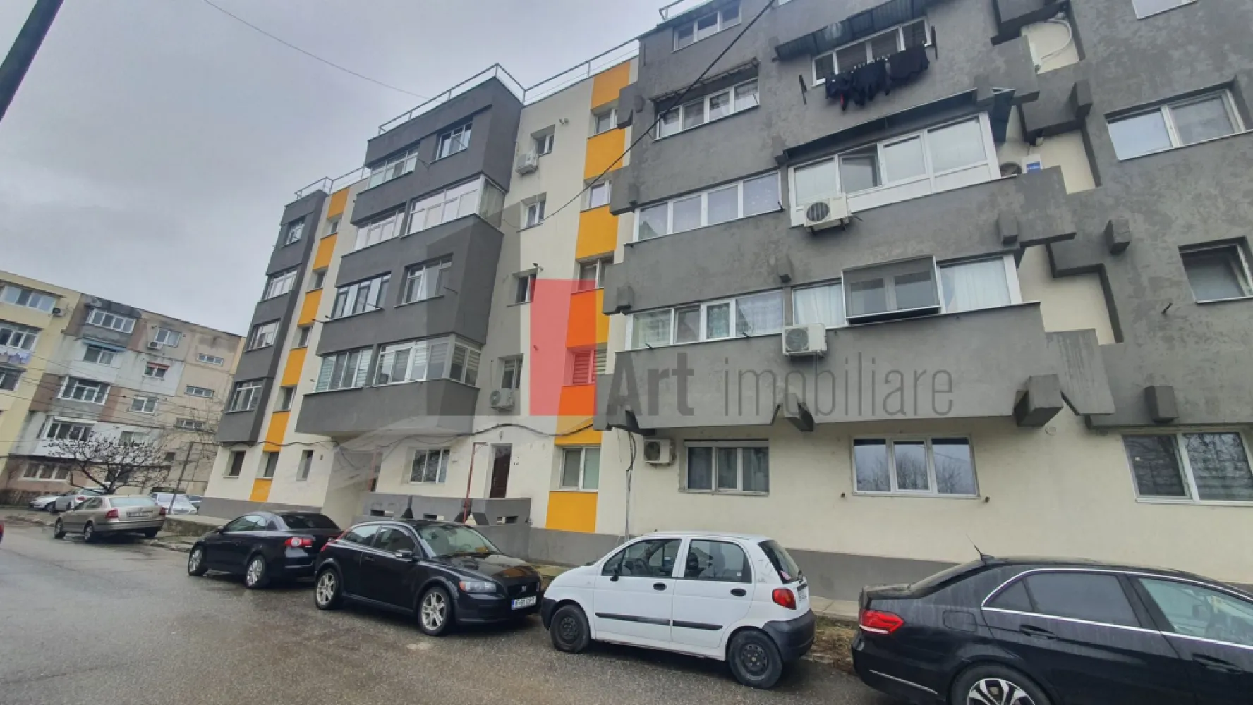 Super Ocazie - Ap 4 cam Giurgiu decomandat, parter - Va propun spre vanzare un apartament situat in orasul Giurgiu, in Cartierul Tineretului, la parterul unui bloc solid construit in 1986. Cu o suprafata utila impresionanta de 106,44 mp si intrare separata, acest apartament poate deveni locuinta visurilor tale! Caracteristici cheie: Incalzire proprie: Centrala termica si caloriferele trebuie montate, oferindu-ti libertatea de a alege solutia dorita. Contorizare separata: Gestionezi independent utilitatile. Stare „la gri”: Personalizeaza apartamentul exact pe gustul tau! Parcare usoara: Posibilitate de parcare libera pe strada. 
 Nu rata ocazia de a transforma acest spatiu generos intr-un camin modern si personalizat! Pentru mai multe detalii si pentru a programa o vizionare, te invit sa ma contactezi. Sunt aici sa te ajut si sa-ti ofer toate informatiile necesare. 📞 Hai sa discutam si sa vizionam impreuna aceasta proprietate unica!