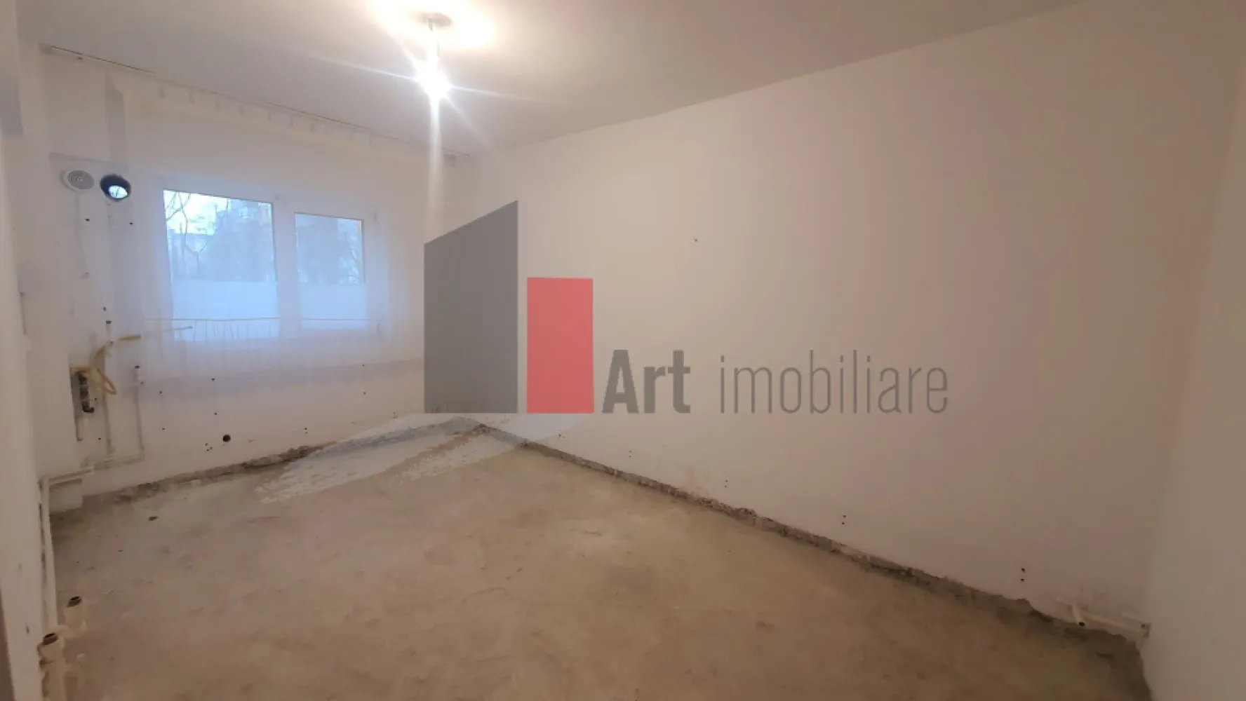 Super Ocazie - Ap 4 cam Giurgiu decomandat, parter - Va propun spre vanzare un apartament situat in orasul Giurgiu, in Cartierul Tineretului, la parterul unui bloc solid construit in 1986. Cu o suprafata utila impresionanta de 106,44 mp si intrare separata, acest apartament poate deveni locuinta visurilor tale! Caracteristici cheie: Incalzire proprie: Centrala termica si caloriferele trebuie montate, oferindu-ti libertatea de a alege solutia dorita. Contorizare separata: Gestionezi independent utilitatile. Stare „la gri”: Personalizeaza apartamentul exact pe gustul tau! Parcare usoara: Posibilitate de parcare libera pe strada. 
 Nu rata ocazia de a transforma acest spatiu generos intr-un camin modern si personalizat! Pentru mai multe detalii si pentru a programa o vizionare, te invit sa ma contactezi. Sunt aici sa te ajut si sa-ti ofer toate informatiile necesare. 📞 Hai sa discutam si sa vizionam impreuna aceasta proprietate unica!