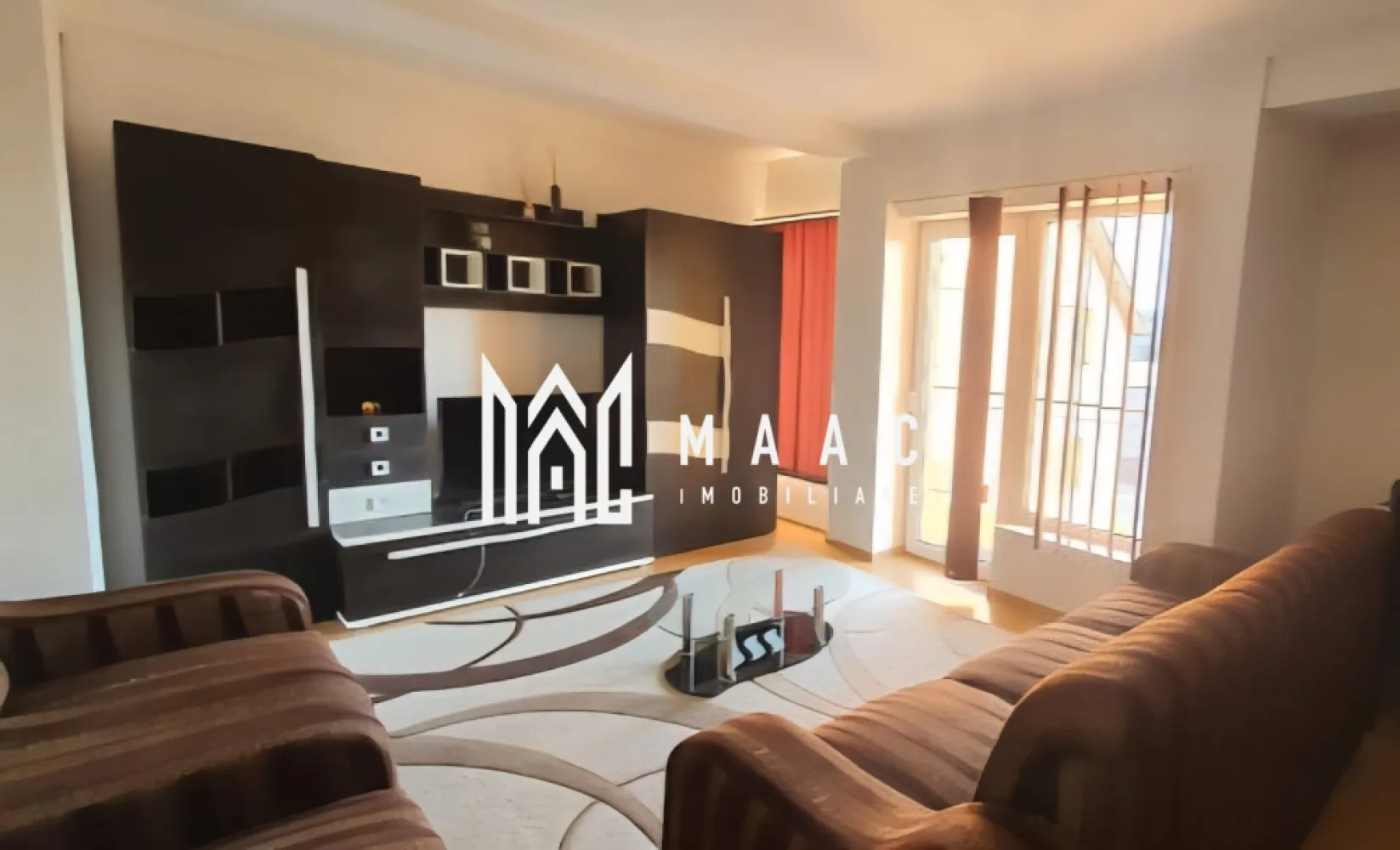 Apartament 3 camere | 87MPU | 2 Balcoane | Central - De vânzare apartament situat în zona centrală, cu o suprafață de 87 metri pătrați. Apartamentul dispune de: - 3 camere (inclusiv un living mare) - Hol generos - 2 dormitoare - 2 balcoane - 2 bai spațioase Este nou renovat, complet mobilat și utilat, având toate electrocasnicele necesare, inclusiv: - Plită - Cuptor - Combina frigorifică - Mașină de spălat rufe Apartamentul se află într-o locație centrală, foarte aproape de școli, centre comerciale, grădinițe și alte facilități. Pentru mai multe detalii precizati telefonic ca ati vazut anuntul cu ID CP2881336 }}