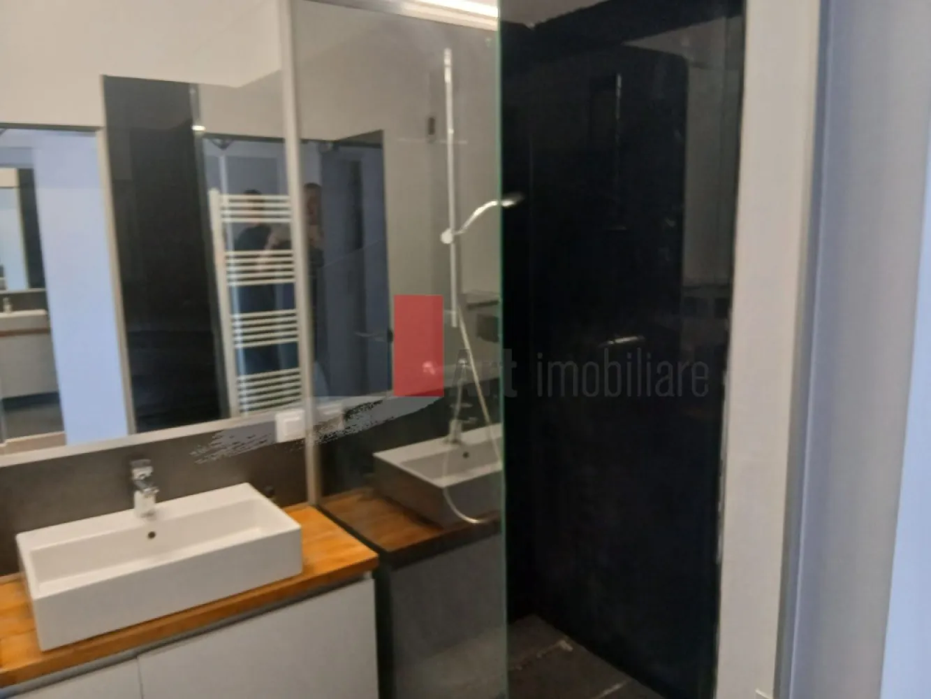 Inchiriere 2 Camere Unirii - Alba Iulia - Va propunem spre inchiriere un apartament cu 2 camere situat in zona Unirii - Alba Iulia, Etaj 3/8, mobilat si utilat complet, renovat, centrala proprie, gresie, faianta, parchet, termopan, aer conditionat, bucatarie open - space, liber, apropiere Vitan Mall, Dristor
