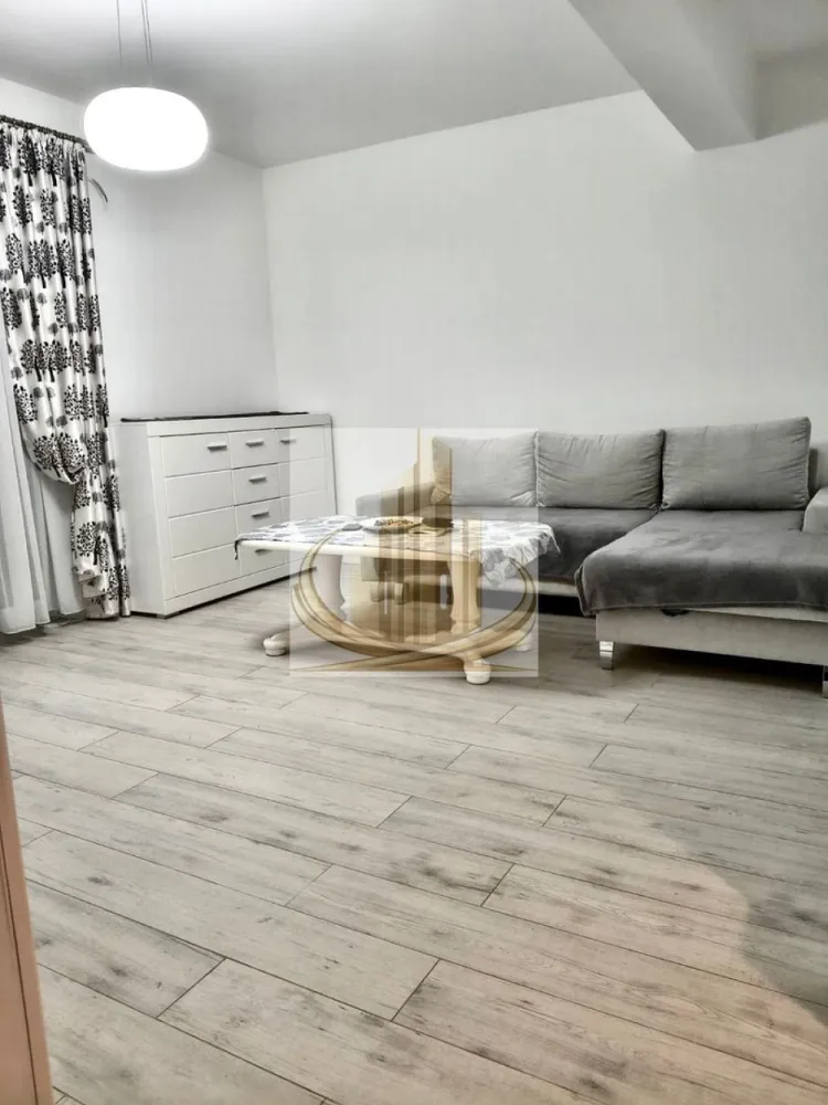 Ap cu 2 cam și curte proprie de 115 mp, Giroc | Bloc nou | Investitie - Echipa Grand Mobilis Imobiliare vă propune spre vânzare o proprietate cu adevărat specială, un apartament care reușește să combine perfect confortul unui apartament modern cu intimitatea și atmosfera unei case, datorită curții proprii generoase și amenajării atent gândite.

Situat la parterul unui imobil nou construit în anul 2022, apartamentul impresionează prin designul contemporan, finisajele premium și atenția la detalii, fiecare spațiu fiind amenajat cu materiale de calitate și mult bun gust.

Locuința este decomandată și beneficiază de o compartimentare extrem de practică și echilibrată:

hol generos de acces;
living luminos și primitor;
bucătărie închisă, separată;
dormitor spațios;
baie modern amenajată.

Încă de la intrare, apartamentul transmite senzația unui spațiu elegant, cald și aerisit, ideal pentru cei care își doresc un cămin modern, gata de mutare imediată. Proprietatea se vinde complet mobilată și utilată, exact cum se prezintă.

Confortul termic este asigurat prin intermediul centralei proprii și al încălzirii în pardoseală, oferind un plus de confort și eficiență energetică.

Elementul care transformă această proprietate într-una rară pe piață este curtea proprie de aproximativ 115 mp, amenajată cu atenție pentru a crea un adevărat spațiu de relaxare privat. Curtea este frumos întreținută și dispune de:

gazon;
plante ornamentale;
pietriș decorativ;
pavaj;
zone ideale pentru relaxare și petrecerea timpului în aer liber.

În plus, în curte regăsim și o căsuță cu utilități trase, perfectă pentru depozitare, hobby sau amenajarea unui spațiu suplimentar multifuncțional.

Proprietatea beneficiază și de 2 locuri de parcare înscrise în CF, un avantaj extrem de important pentru confortul cotidian.

Un alt aspect rar întâlnit este faptul că accesul în apartament se poate face atât prin interiorul blocului, cât și direct din curtea proprie, oferind intimitate și senzația autentică de locuință tip casă.

Poziționarea completează perfect această proprietate:

zonă liniștită și aerisită;
magazine, restaurante și cafenele în apropiere;
școală, grădiniță, creșă și liceu;
mijloace de transport în comun;
acces rapid către principalele artere ale orașului;
centura ocolitoare la aproximativ 10-12 minute distanță.

Acest apartament este alegerea ideală pentru o familie sau un cuplu care își dorește mai mult decât o simplă locuință — un spațiu modern, elegant și intim, unde confortul interior se îmbină perfect cu avantajele unei curți generoase.

Totodată, proprietatea reprezintă și o oportunitate excelentă de investiție, datorită cererii ridicate pentru închiriere în zonă și a caracteristicilor rare pe care le oferă. 

Pentru mai multe detali sau programarea unei vizionari, echipa Grand Mobilis Imobiliare va sta la dispozitie! 
ID Intern: CP3106818