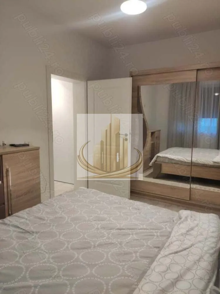 Ap cu 2 cam și curte proprie de 115 mp, Giroc | Bloc nou | Investitie - Echipa Grand Mobilis Imobiliare vă propune spre vânzare o proprietate cu adevărat specială, un apartament care reușește să combine perfect confortul unui apartament modern cu intimitatea și atmosfera unei case, datorită curții proprii generoase și amenajării atent gândite.

Situat la parterul unui imobil nou construit în anul 2022, apartamentul impresionează prin designul contemporan, finisajele premium și atenția la detalii, fiecare spațiu fiind amenajat cu materiale de calitate și mult bun gust.

Locuința este decomandată și beneficiază de o compartimentare extrem de practică și echilibrată:

hol generos de acces;
living luminos și primitor;
bucătărie închisă, separată;
dormitor spațios;
baie modern amenajată.

Încă de la intrare, apartamentul transmite senzația unui spațiu elegant, cald și aerisit, ideal pentru cei care își doresc un cămin modern, gata de mutare imediată. Proprietatea se vinde complet mobilată și utilată, exact cum se prezintă.

Confortul termic este asigurat prin intermediul centralei proprii și al încălzirii în pardoseală, oferind un plus de confort și eficiență energetică.

Elementul care transformă această proprietate într-una rară pe piață este curtea proprie de aproximativ 115 mp, amenajată cu atenție pentru a crea un adevărat spațiu de relaxare privat. Curtea este frumos întreținută și dispune de:

gazon;
plante ornamentale;
pietriș decorativ;
pavaj;
zone ideale pentru relaxare și petrecerea timpului în aer liber.

În plus, în curte regăsim și o căsuță cu utilități trase, perfectă pentru depozitare, hobby sau amenajarea unui spațiu suplimentar multifuncțional.

Proprietatea beneficiază și de 2 locuri de parcare înscrise în CF, un avantaj extrem de important pentru confortul cotidian.

Un alt aspect rar întâlnit este faptul că accesul în apartament se poate face atât prin interiorul blocului, cât și direct din curtea proprie, oferind intimitate și senzația autentică de locuință tip casă.

Poziționarea completează perfect această proprietate:

zonă liniștită și aerisită;
magazine, restaurante și cafenele în apropiere;
școală, grădiniță, creșă și liceu;
mijloace de transport în comun;
acces rapid către principalele artere ale orașului;
centura ocolitoare la aproximativ 10-12 minute distanță.

Acest apartament este alegerea ideală pentru o familie sau un cuplu care își dorește mai mult decât o simplă locuință — un spațiu modern, elegant și intim, unde confortul interior se îmbină perfect cu avantajele unei curți generoase.

Totodată, proprietatea reprezintă și o oportunitate excelentă de investiție, datorită cererii ridicate pentru închiriere în zonă și a caracteristicilor rare pe care le oferă. 

Pentru mai multe detali sau programarea unei vizionari, echipa Grand Mobilis Imobiliare va sta la dispozitie! 
ID Intern: CP3106818